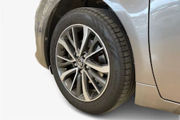 harmaa Toyota Avensis 2017 kuva 9.