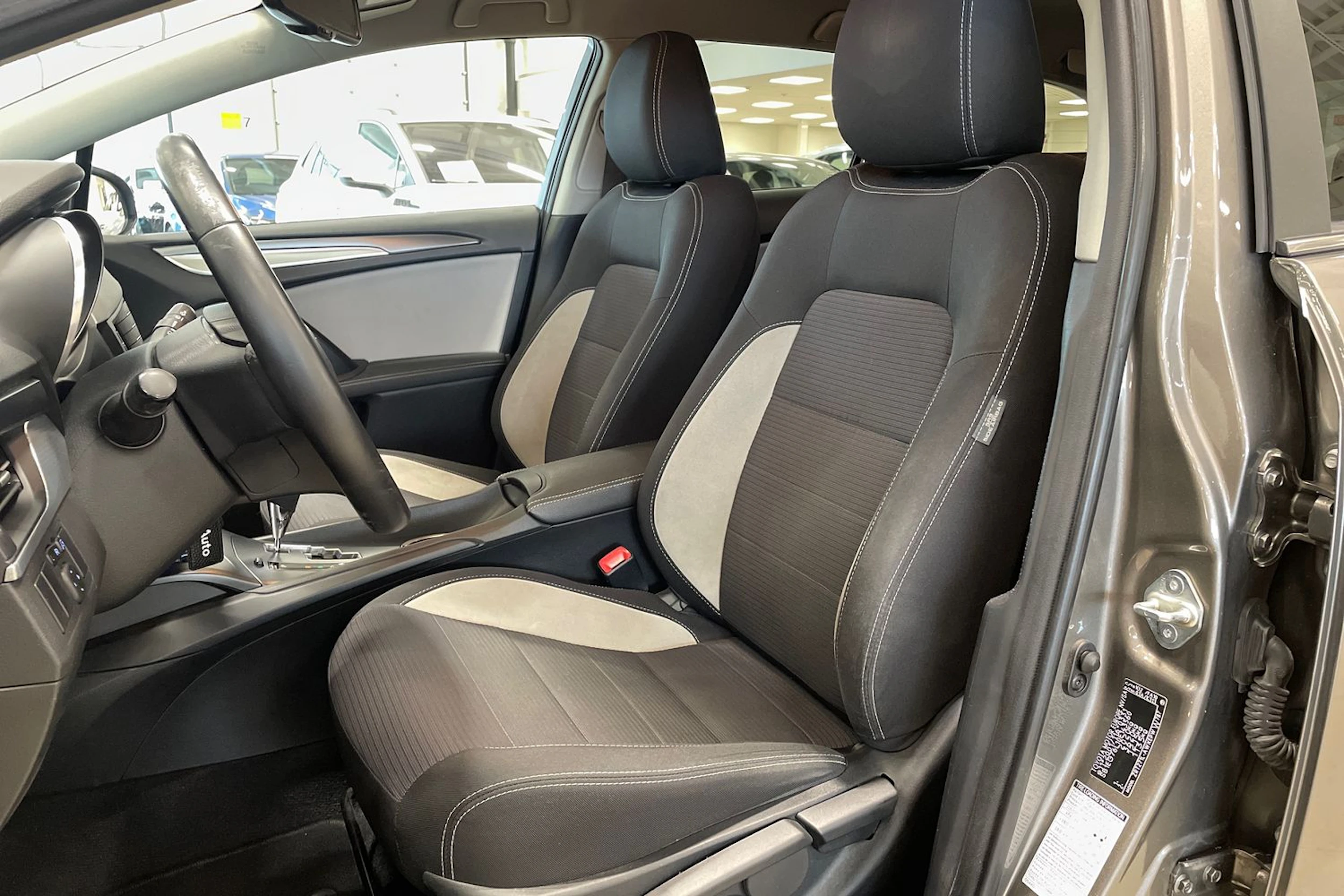 harmaa Toyota Avensis 2017 kuva 11.