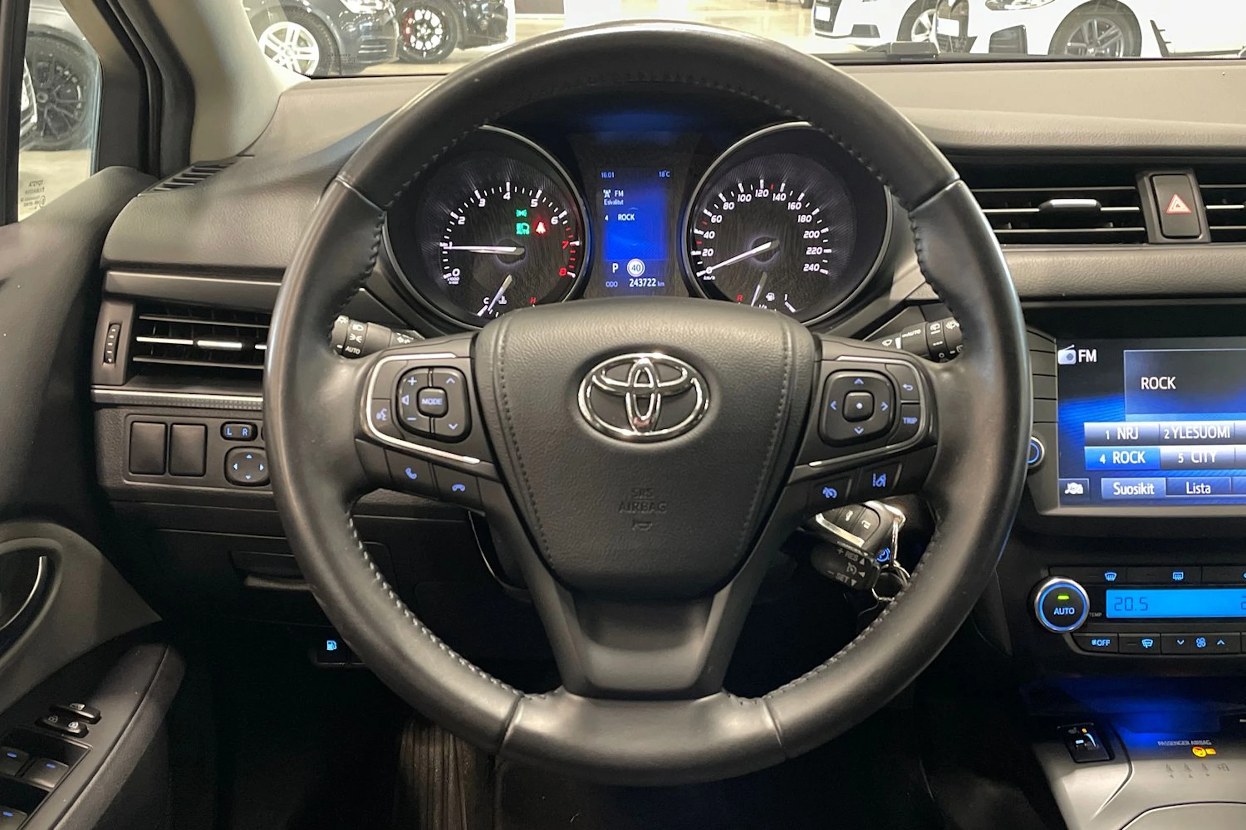 harmaa Toyota Avensis 2017 kuva 12.