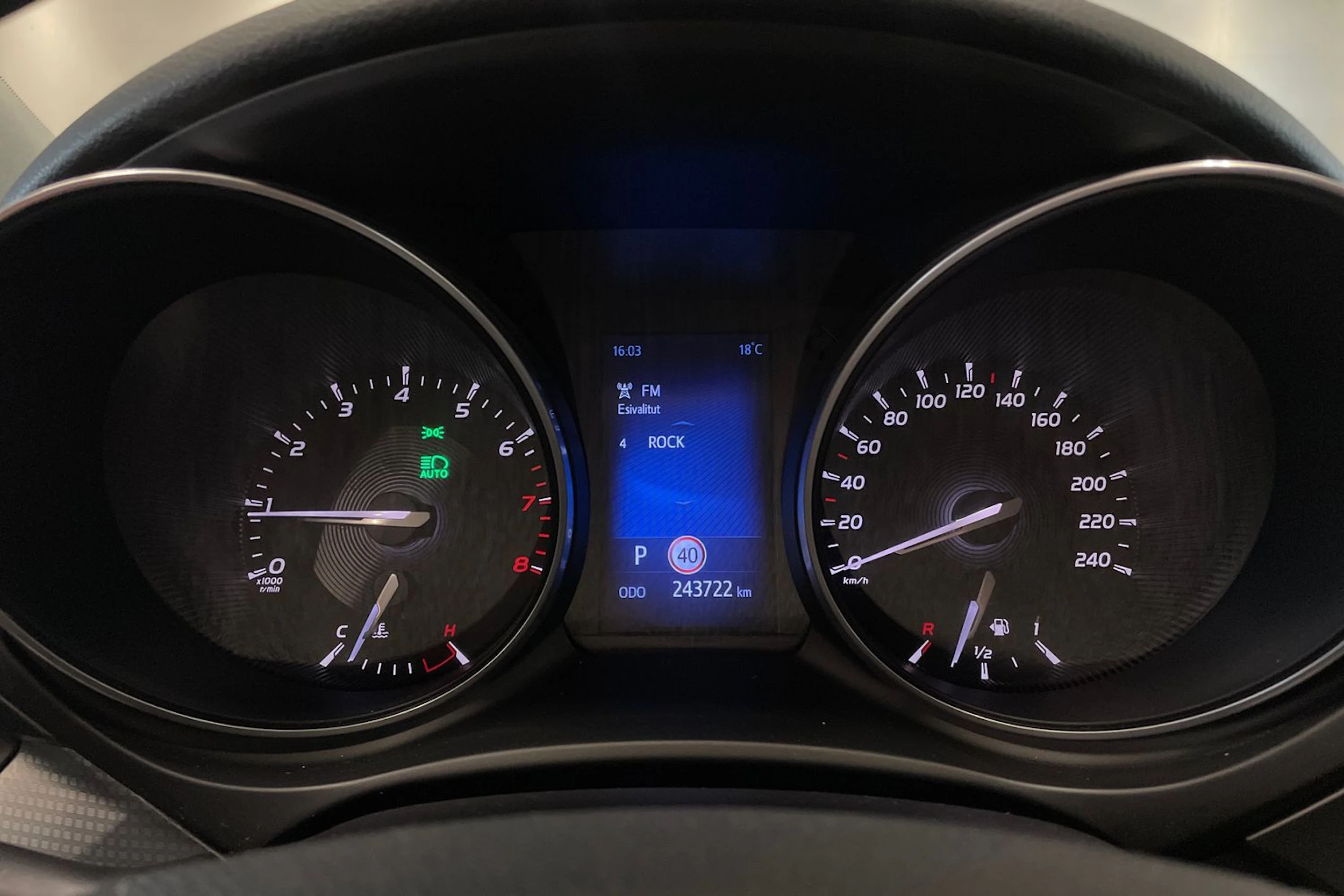 harmaa Toyota Avensis 2017 kuva 16.
