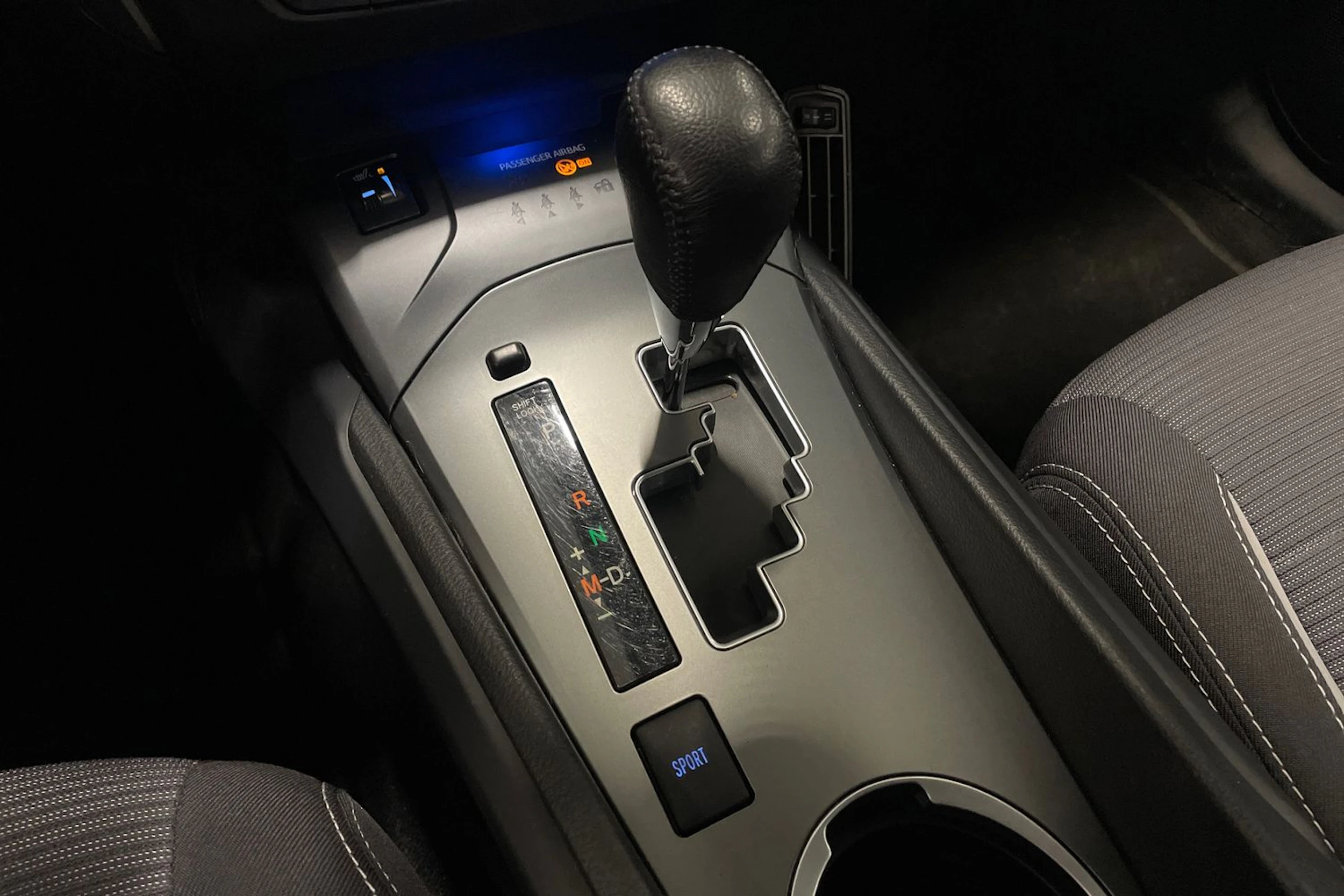 harmaa Toyota Avensis 2017 kuva 22.