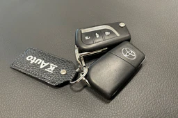 harmaa Toyota Avensis 2017 kuva 27.