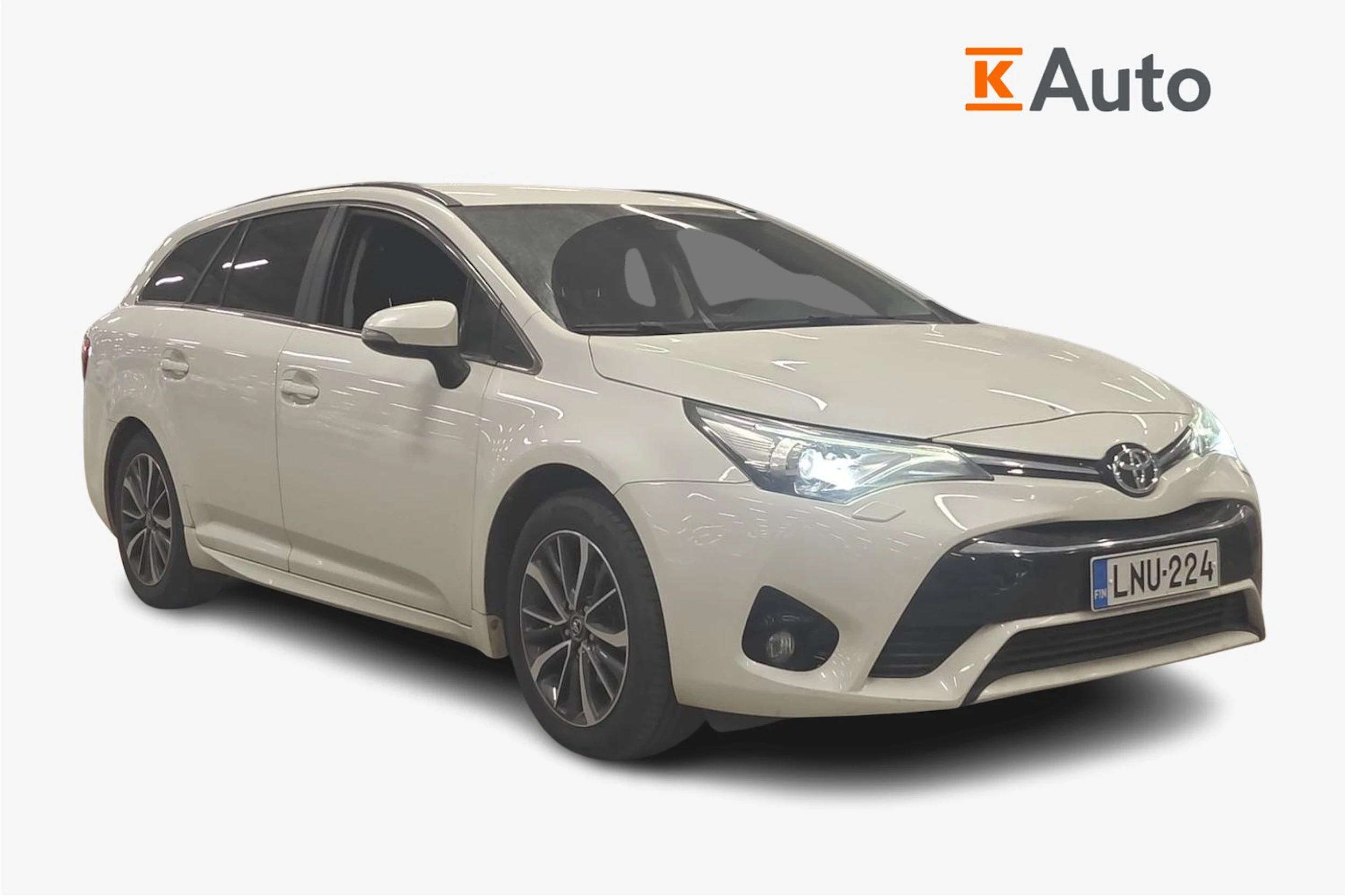 valkoinen Toyota Avensis 2017 kuva 1.