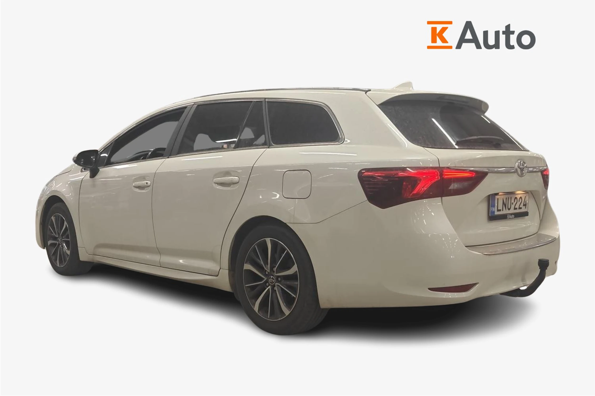 valkoinen Toyota Avensis 2017 kuva 2.