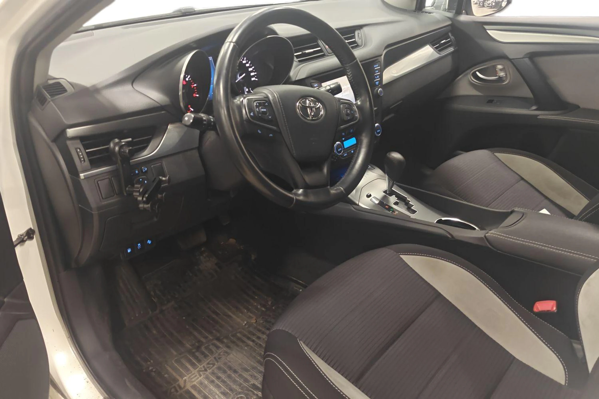 valkoinen Toyota Avensis 2017 kuva 3.