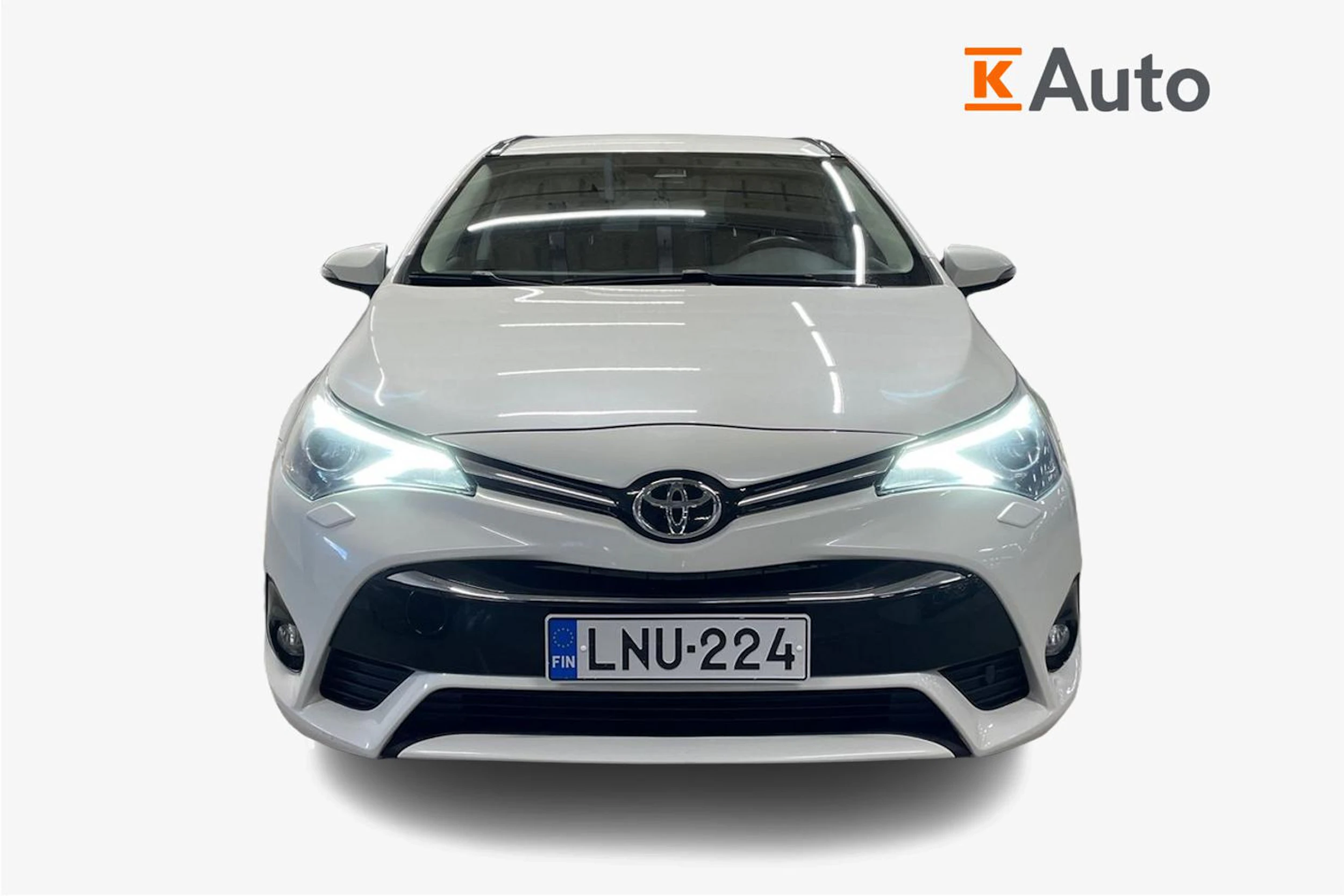 valkoinen Toyota Avensis 2017 kuva 5.