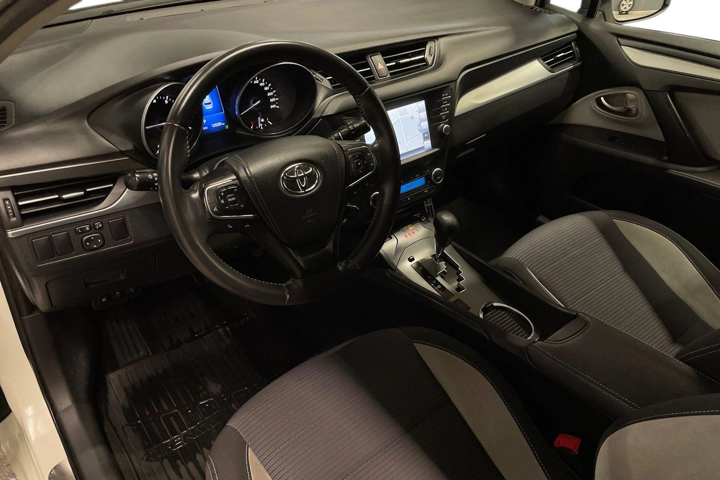 valkoinen Toyota Avensis 2017 kuva 8.