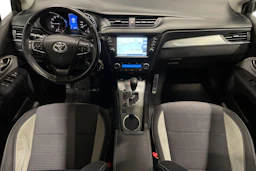 valkoinen Toyota Avensis 2017 kuva 9.