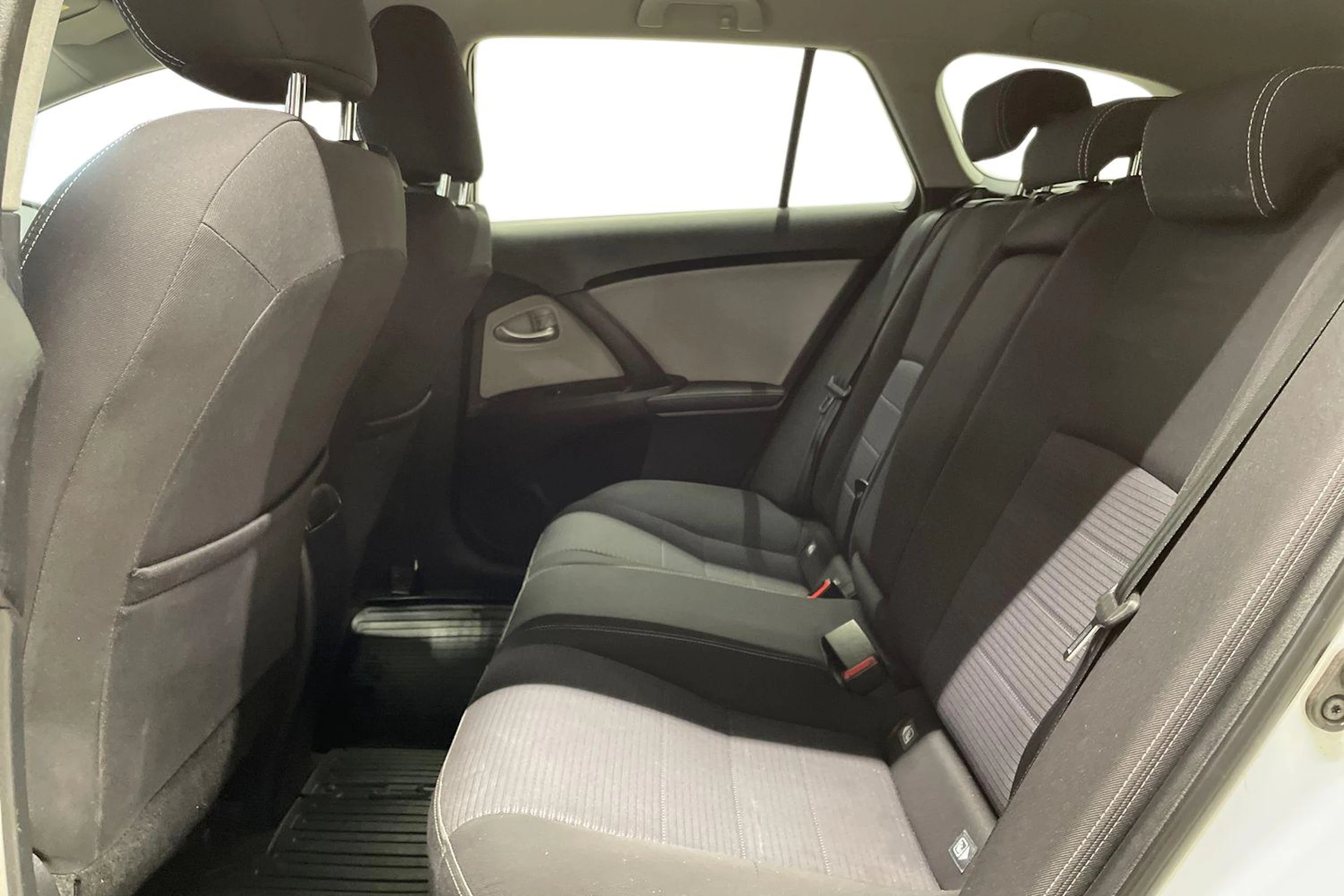 valkoinen Toyota Avensis 2017 kuva 11.