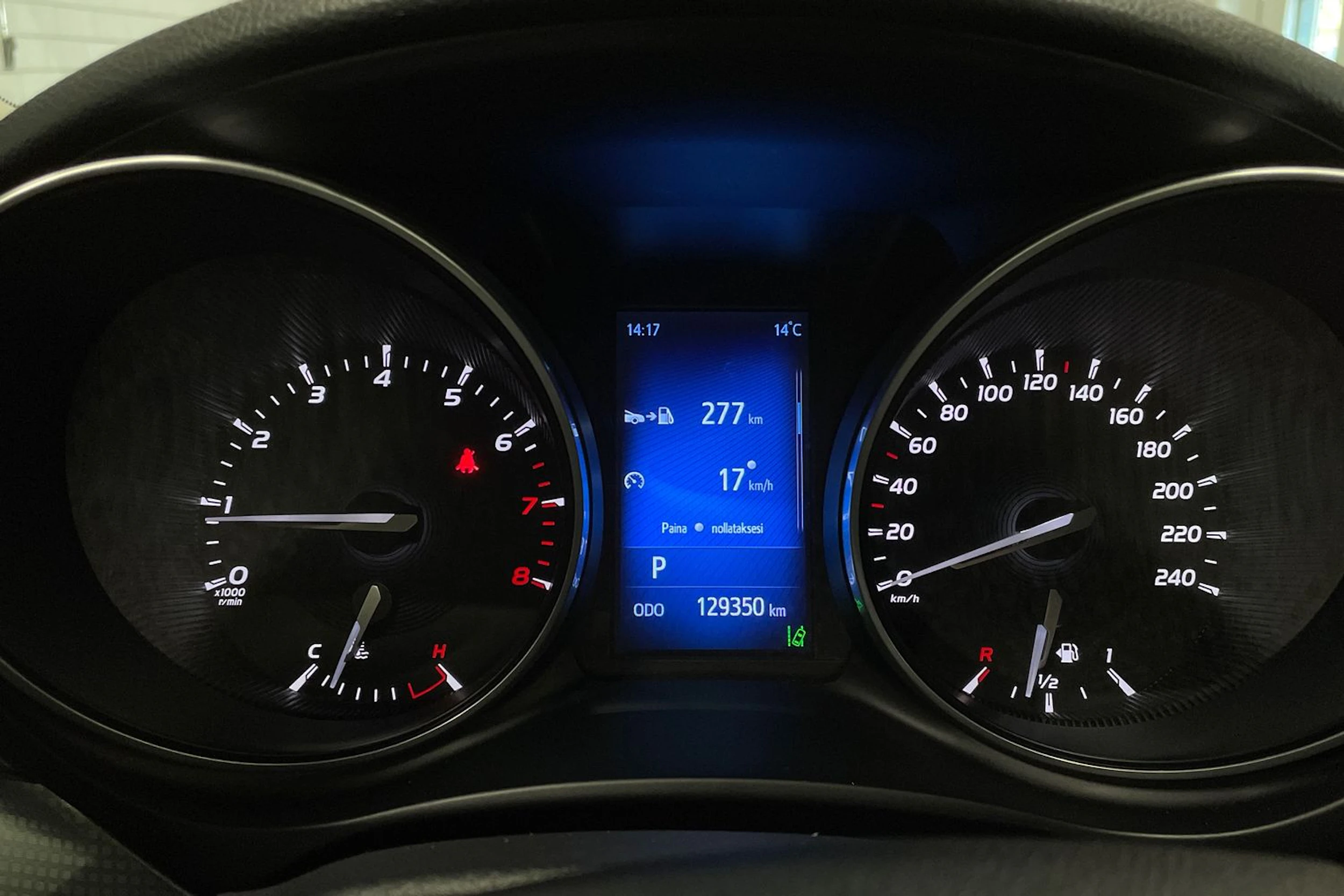 valkoinen Toyota Avensis 2017 kuva 17.