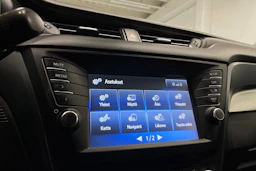 valkoinen Toyota Avensis 2017 kuva 18.