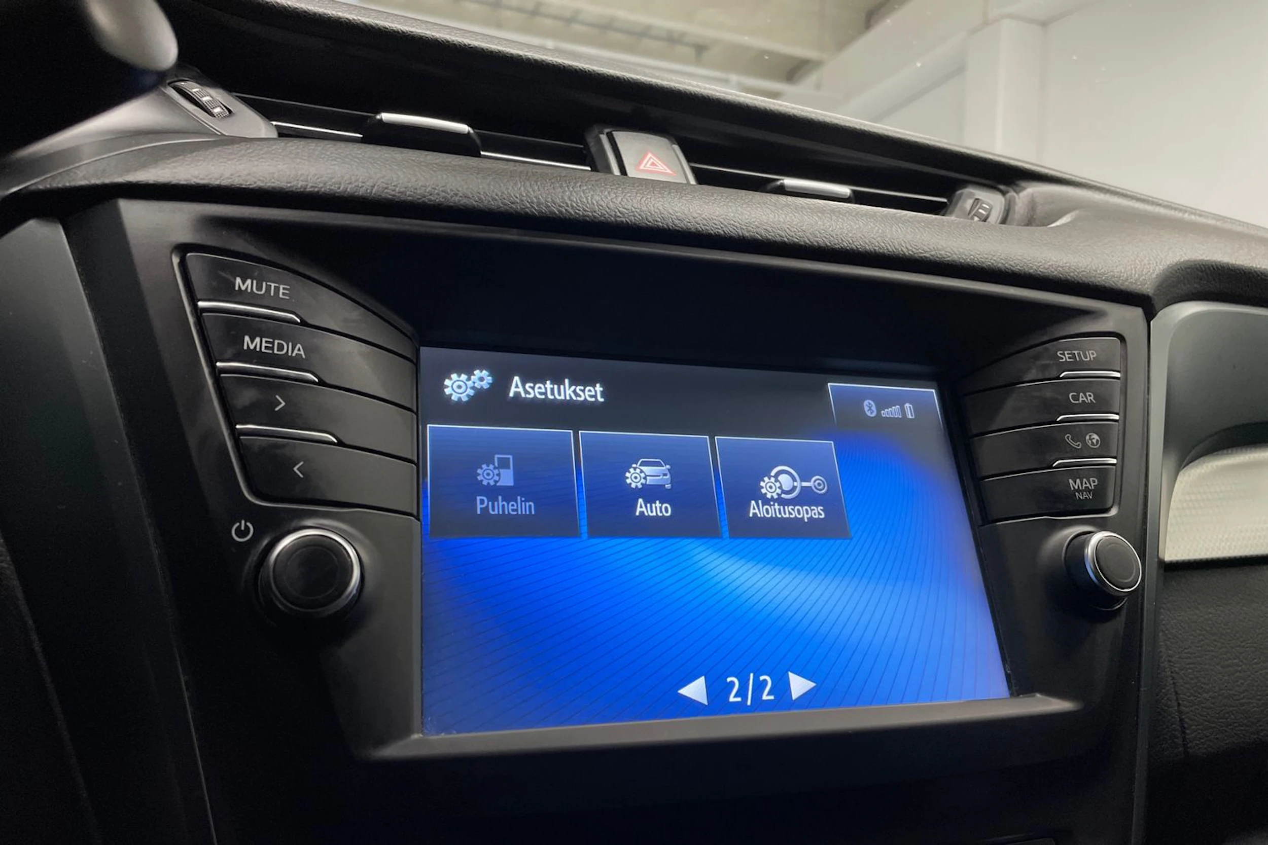 valkoinen Toyota Avensis 2017 kuva 19.