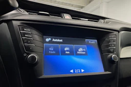 valkoinen Toyota Avensis 2017 kuva 19.