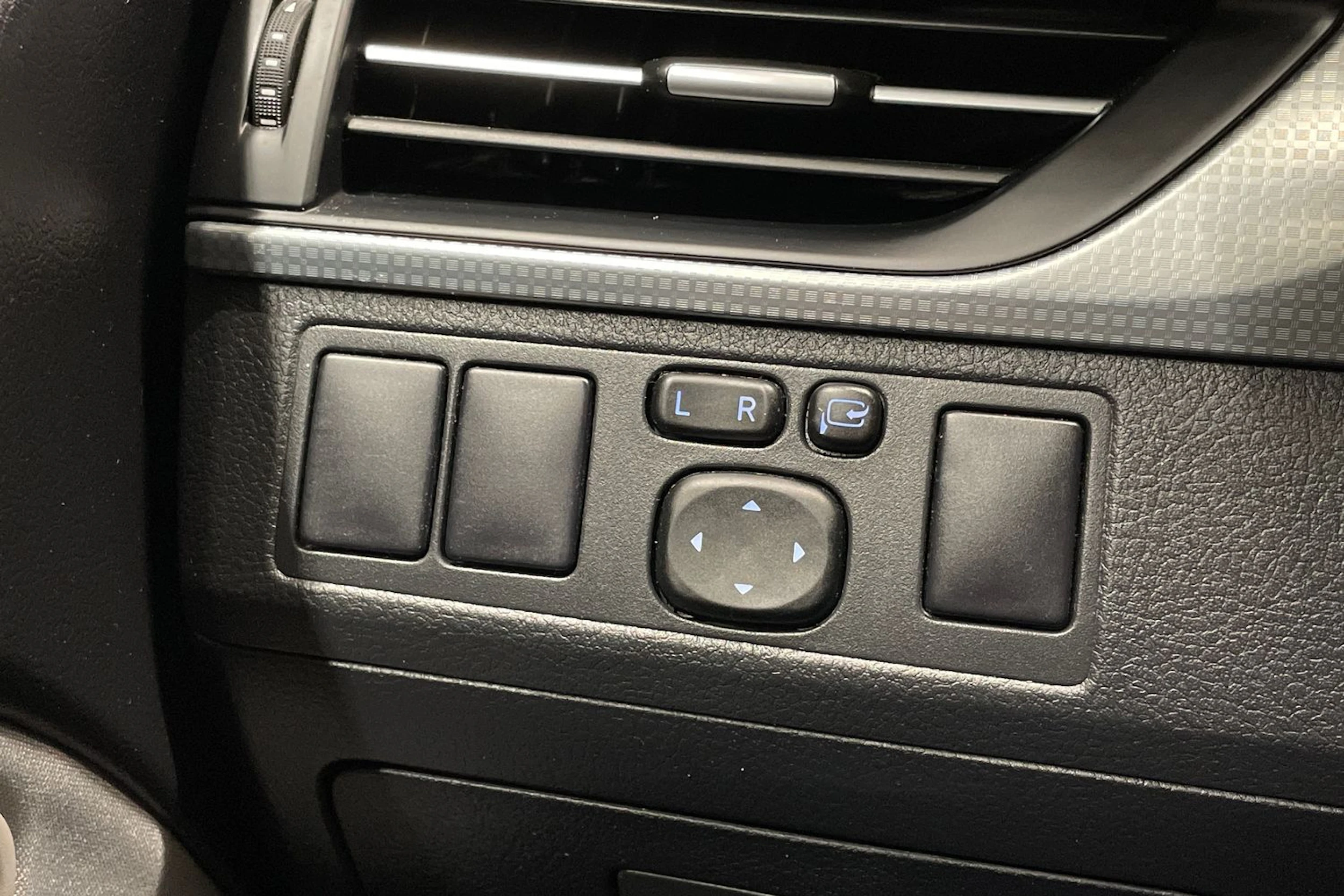 valkoinen Toyota Avensis 2017 kuva 23.