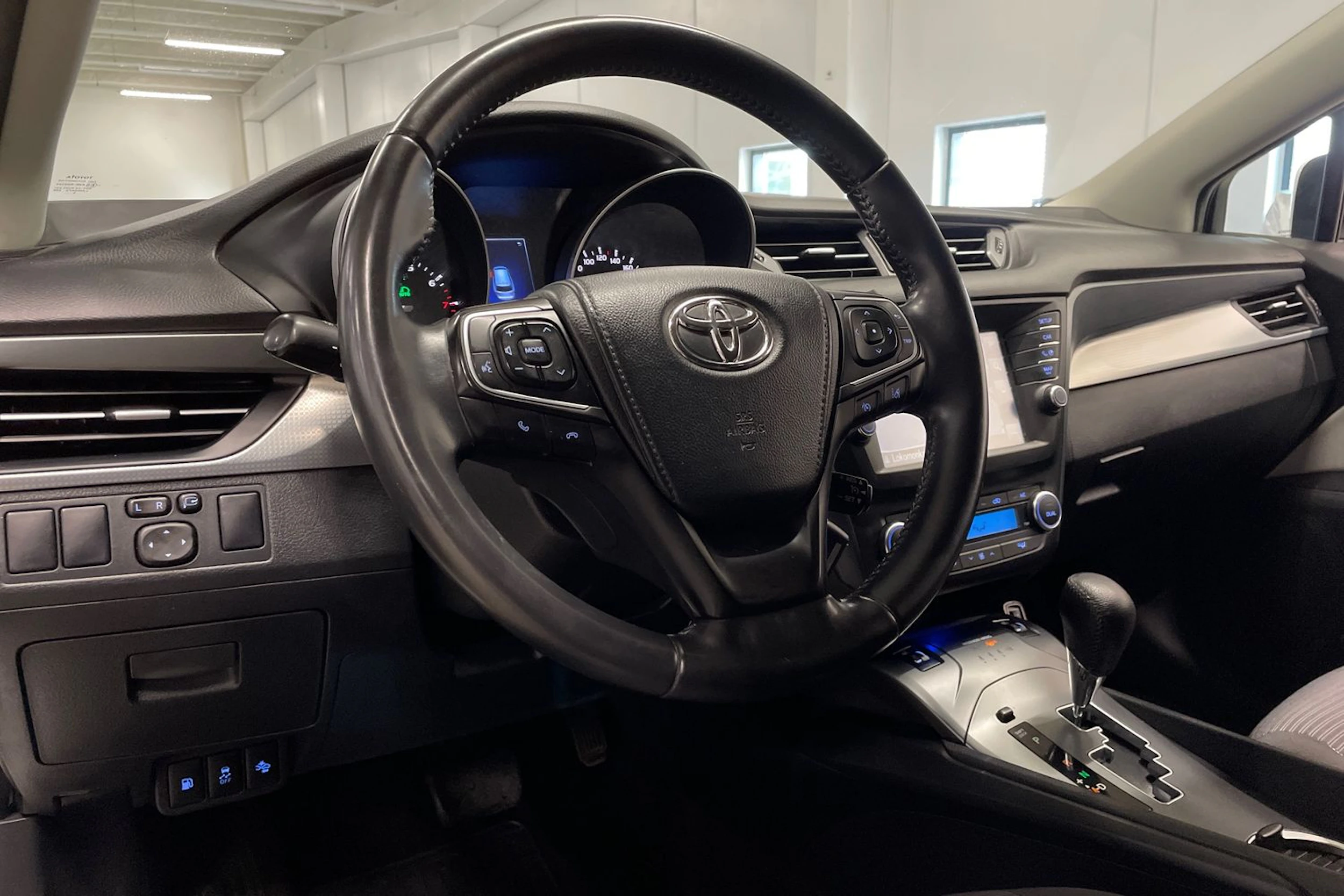 valkoinen Toyota Avensis 2017 kuva 27.