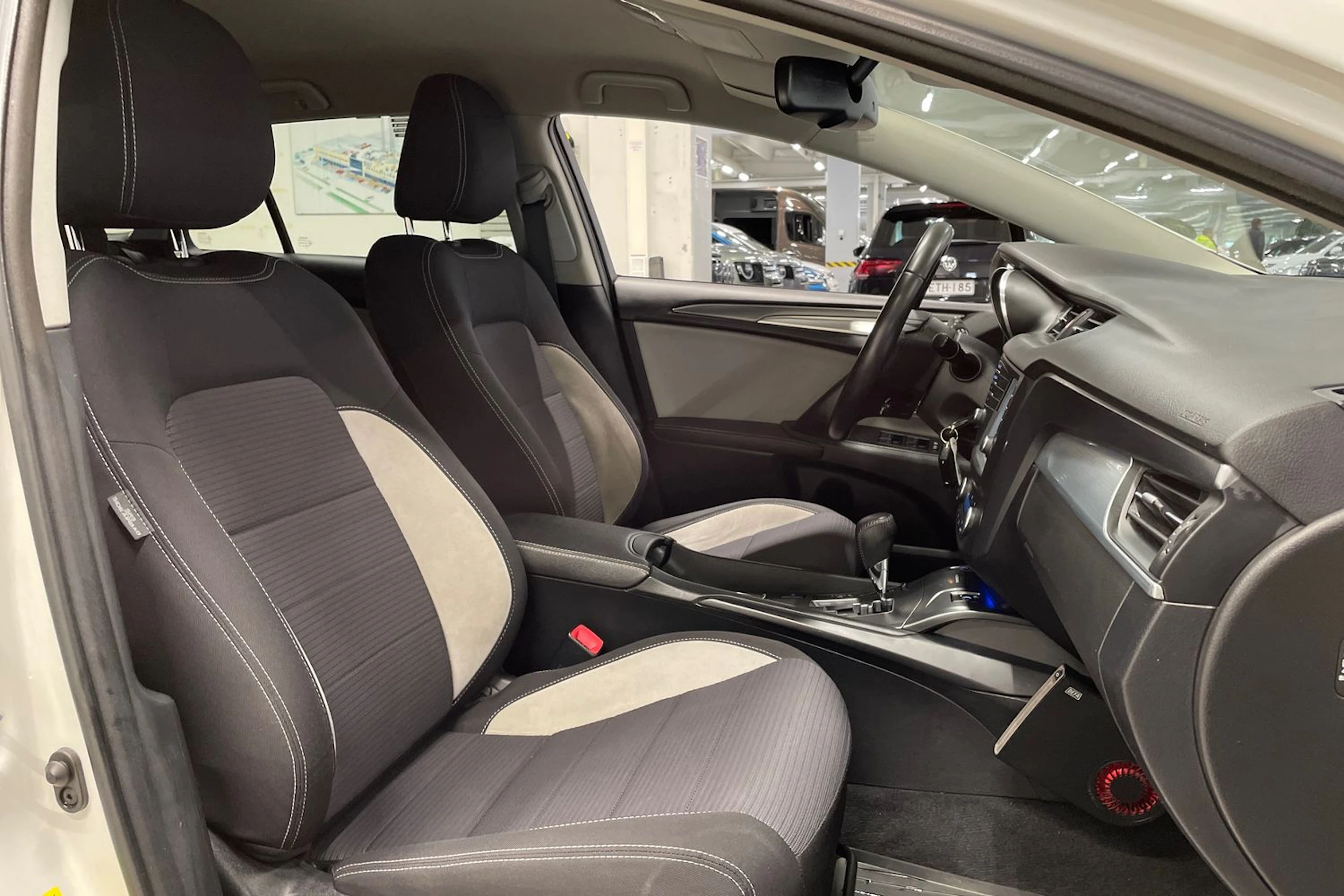valkoinen Toyota Avensis 2017 kuva 28.