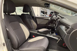 valkoinen Toyota Avensis 2017 kuva 28.