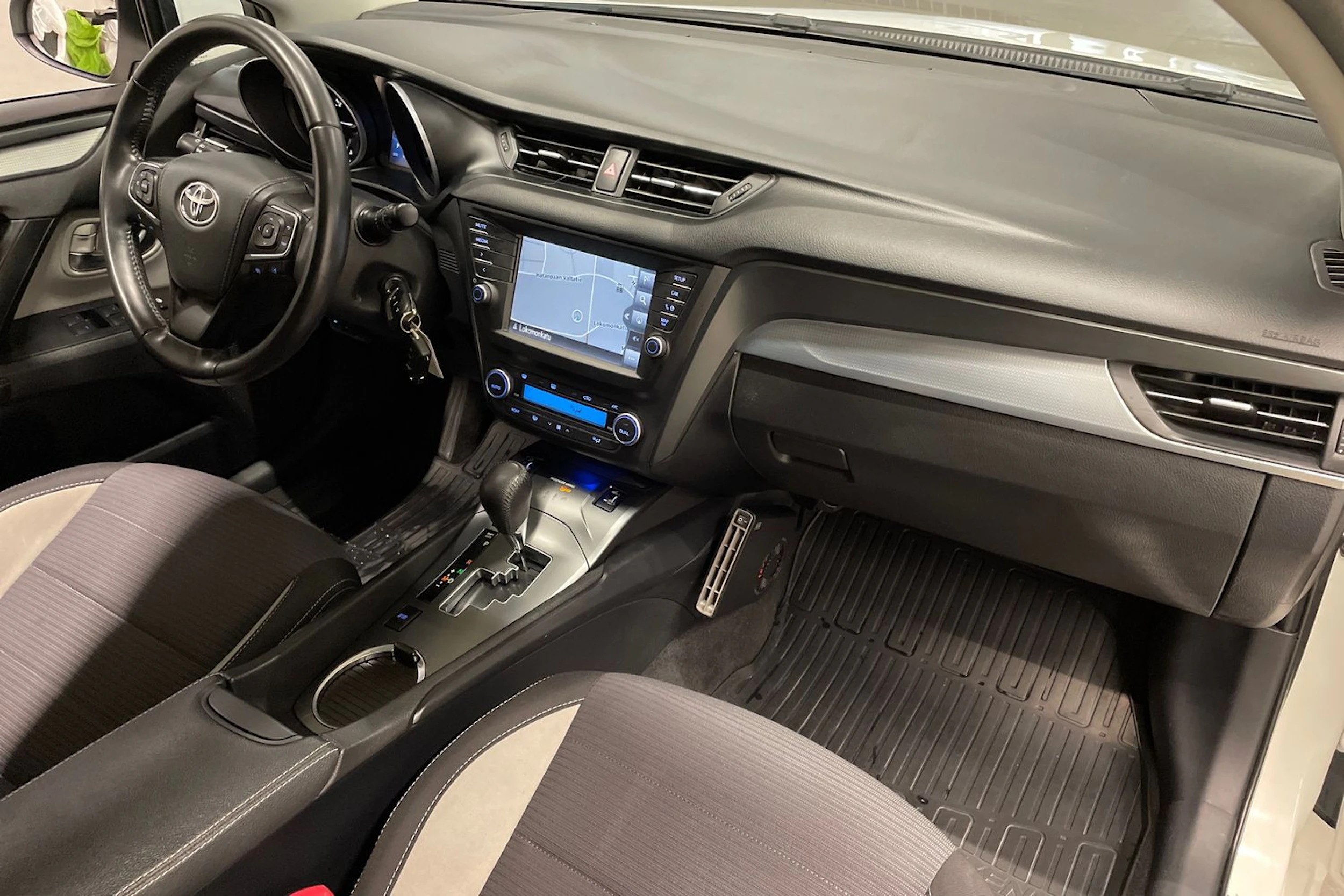 valkoinen Toyota Avensis 2017 kuva 29.