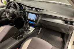 valkoinen Toyota Avensis 2017 kuva 29.