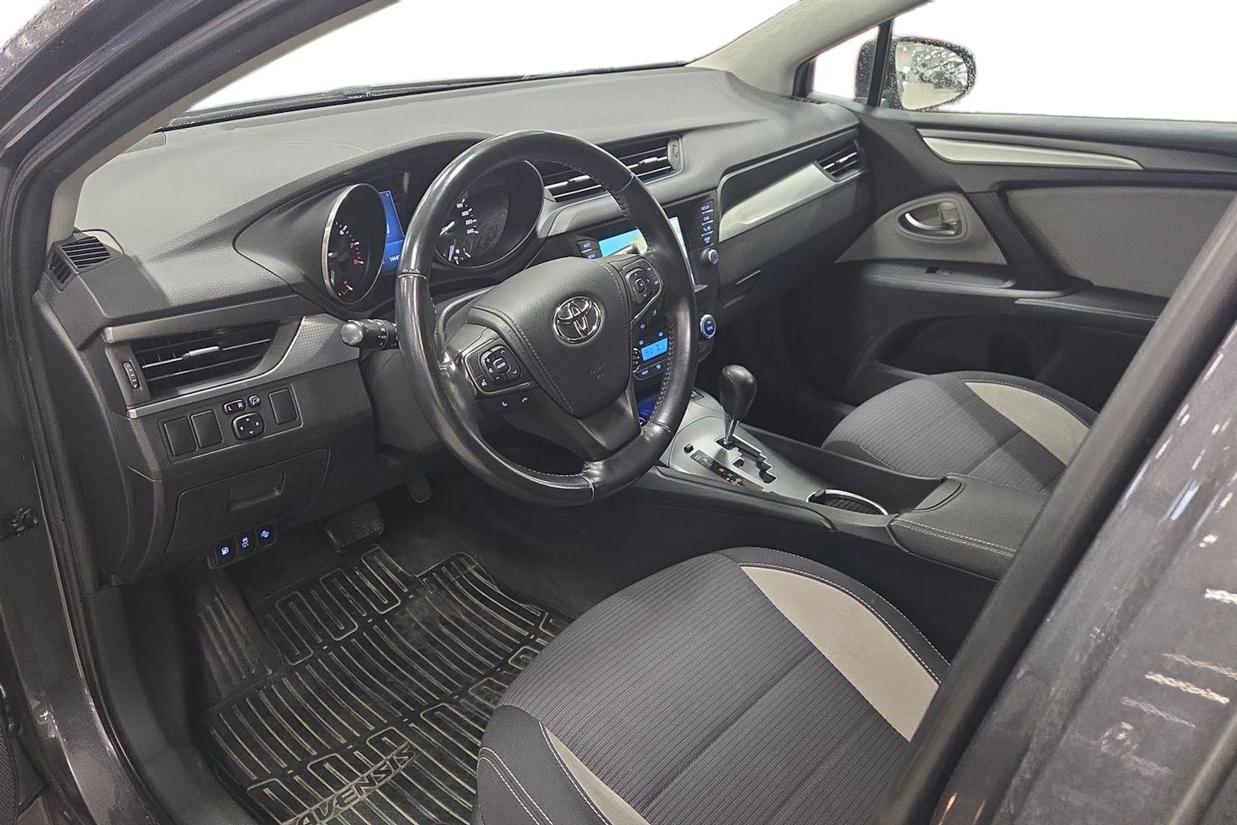 harmaa Toyota Avensis 2017 kuva 3.