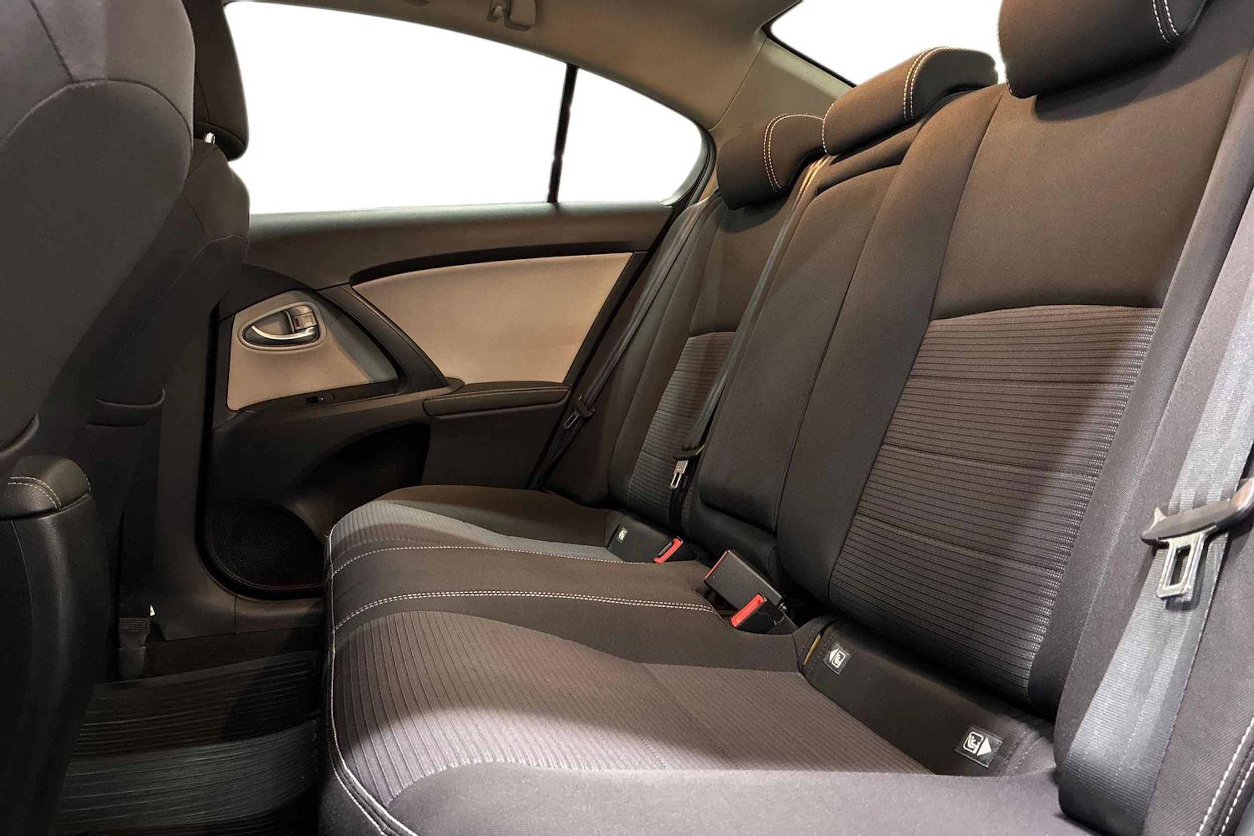 harmaa Toyota Avensis 2017 kuva 8.