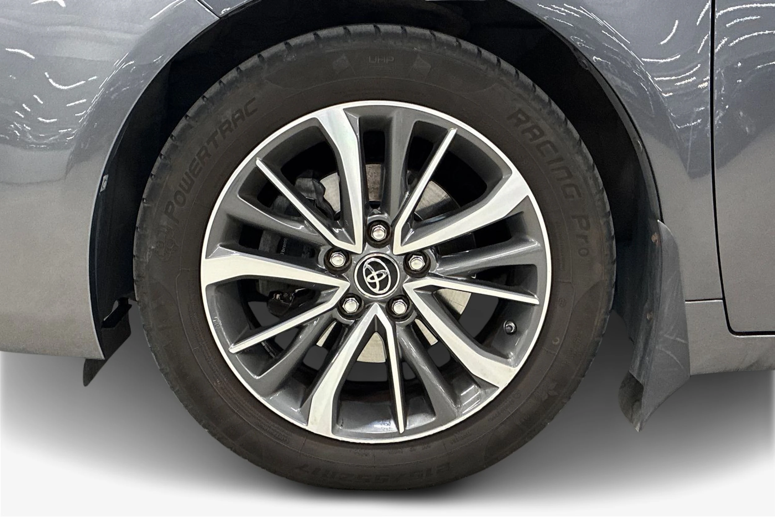 harmaa Toyota Avensis 2017 kuva 9.