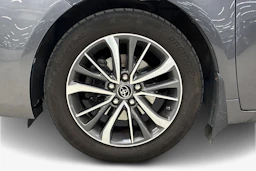 harmaa Toyota Avensis 2017 kuva 9.