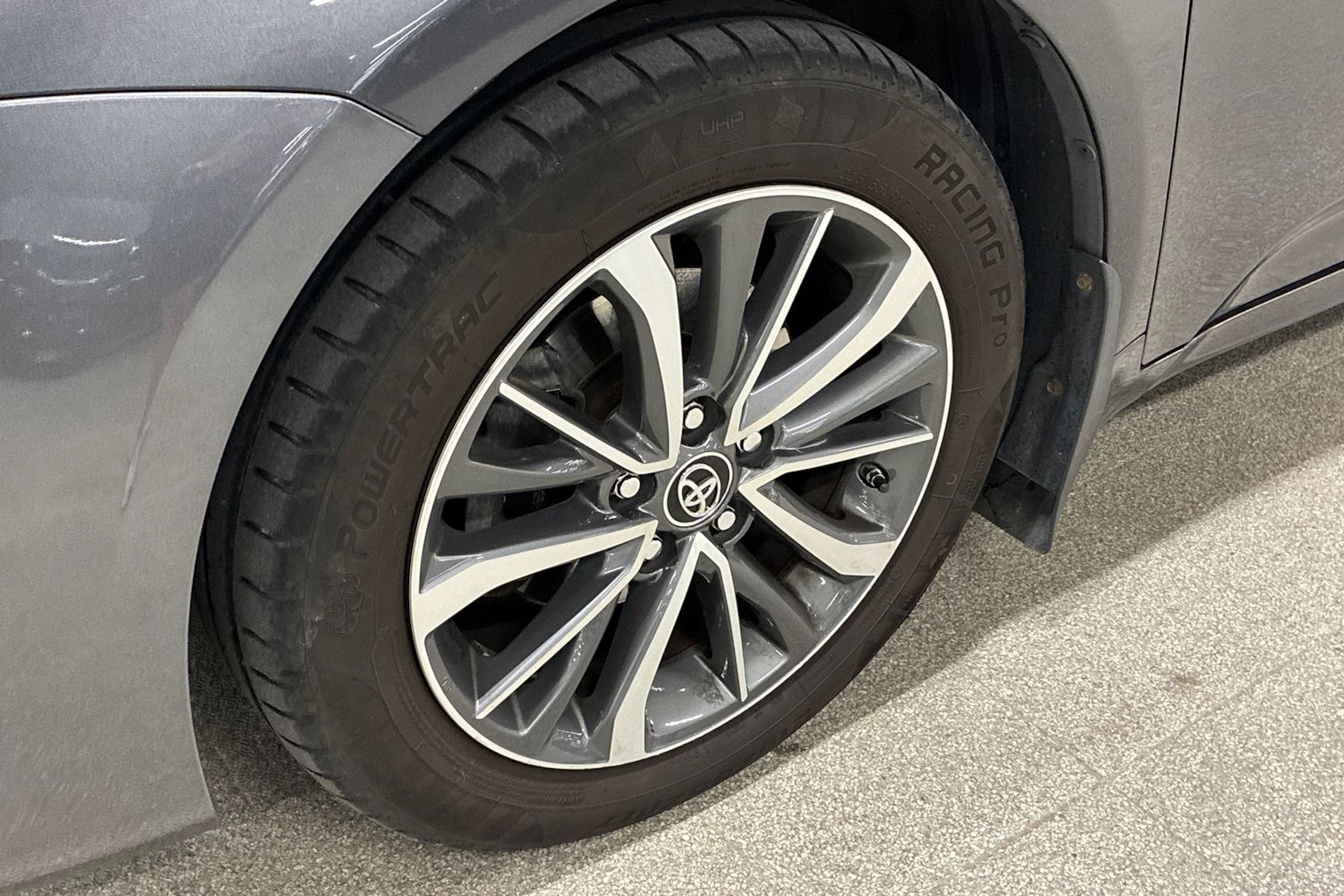 harmaa Toyota Avensis 2017 kuva 10.