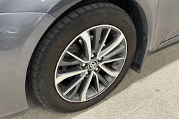 harmaa Toyota Avensis 2017 kuva 10.