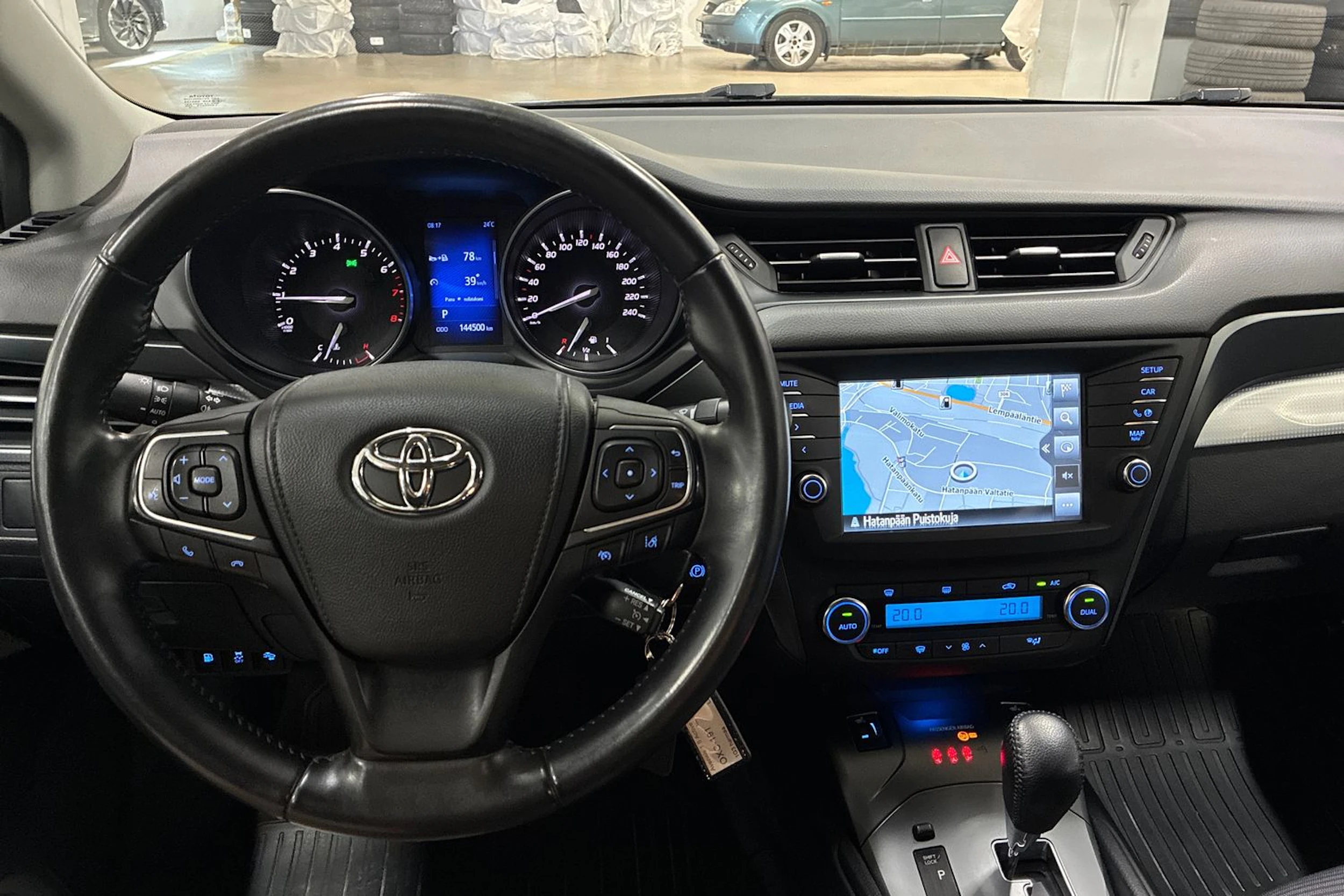 harmaa Toyota Avensis 2017 kuva 11.