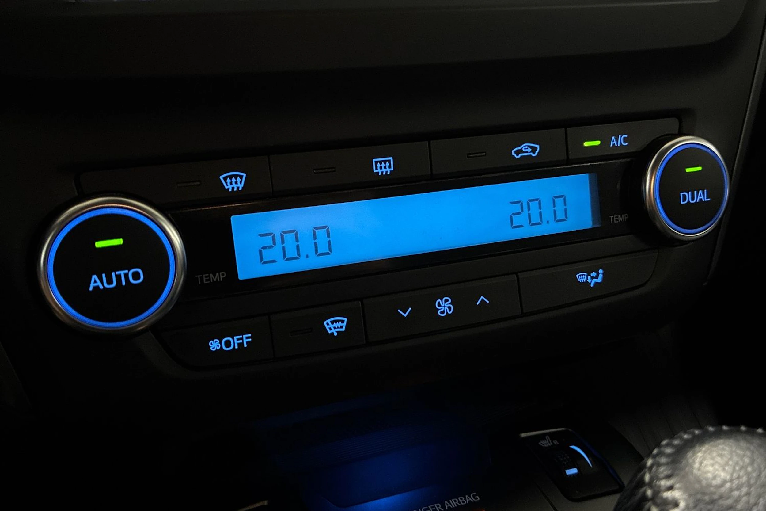 harmaa Toyota Avensis 2017 kuva 20.