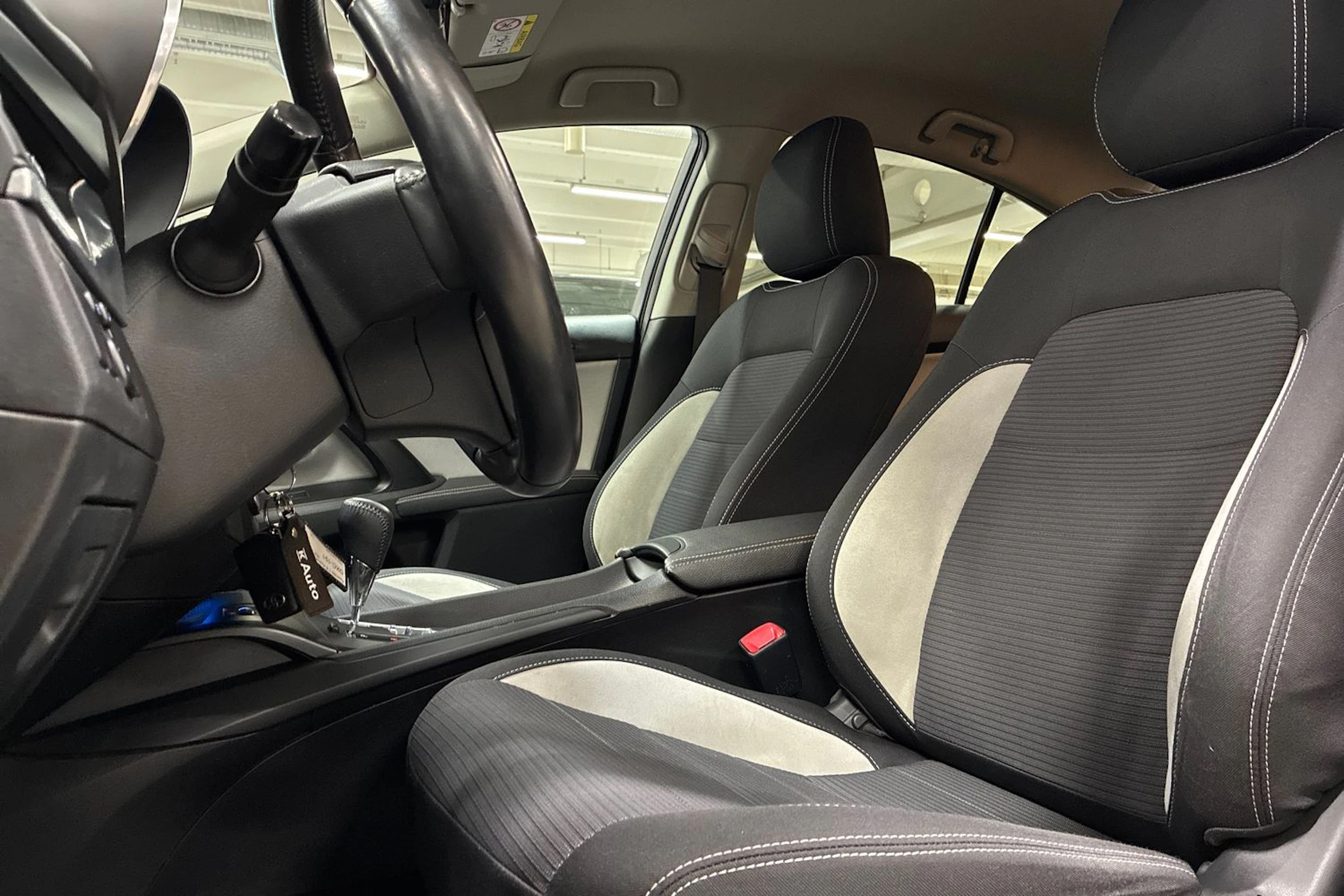 harmaa Toyota Avensis 2017 kuva 24.