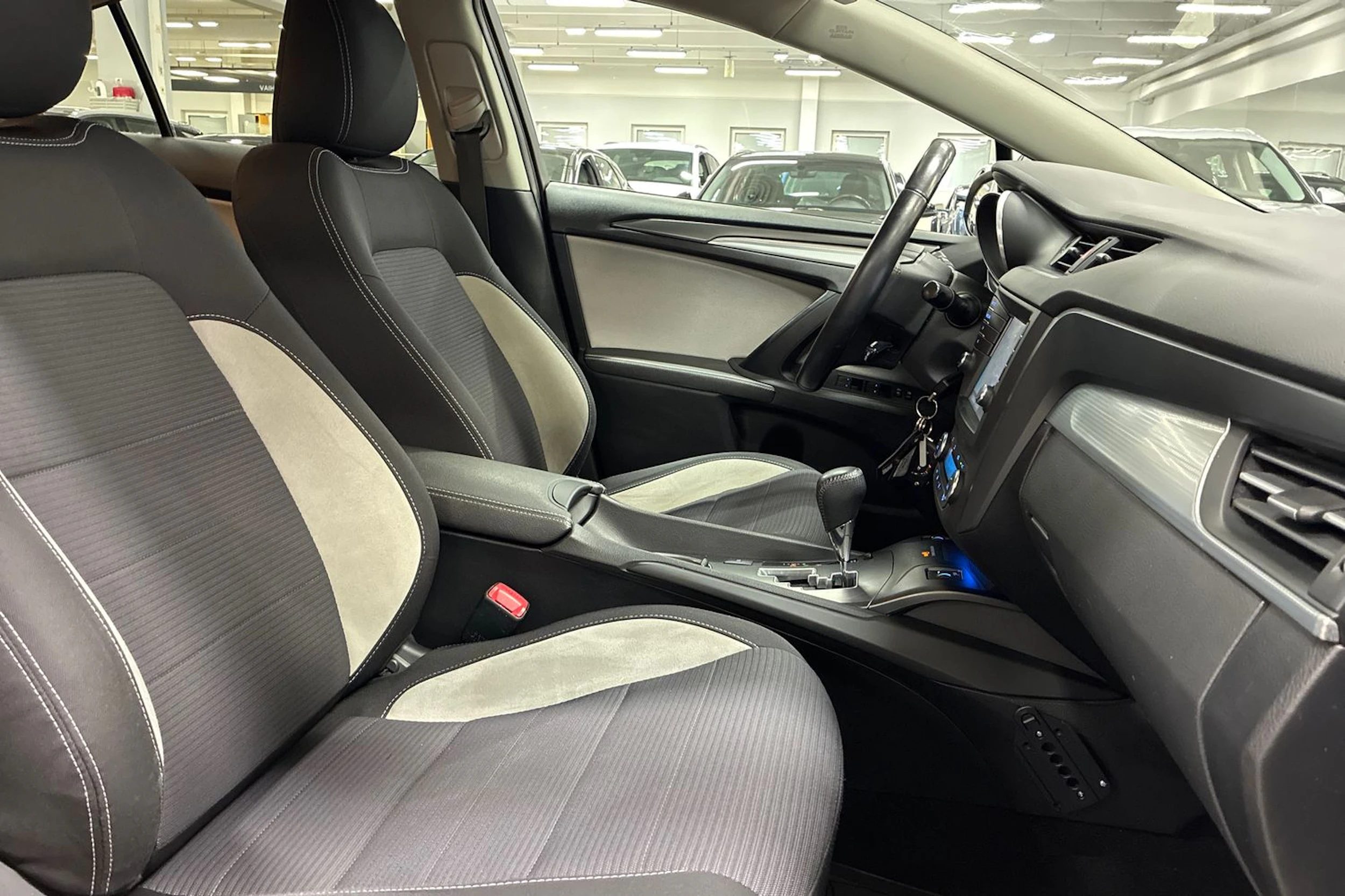 harmaa Toyota Avensis 2017 kuva 26.