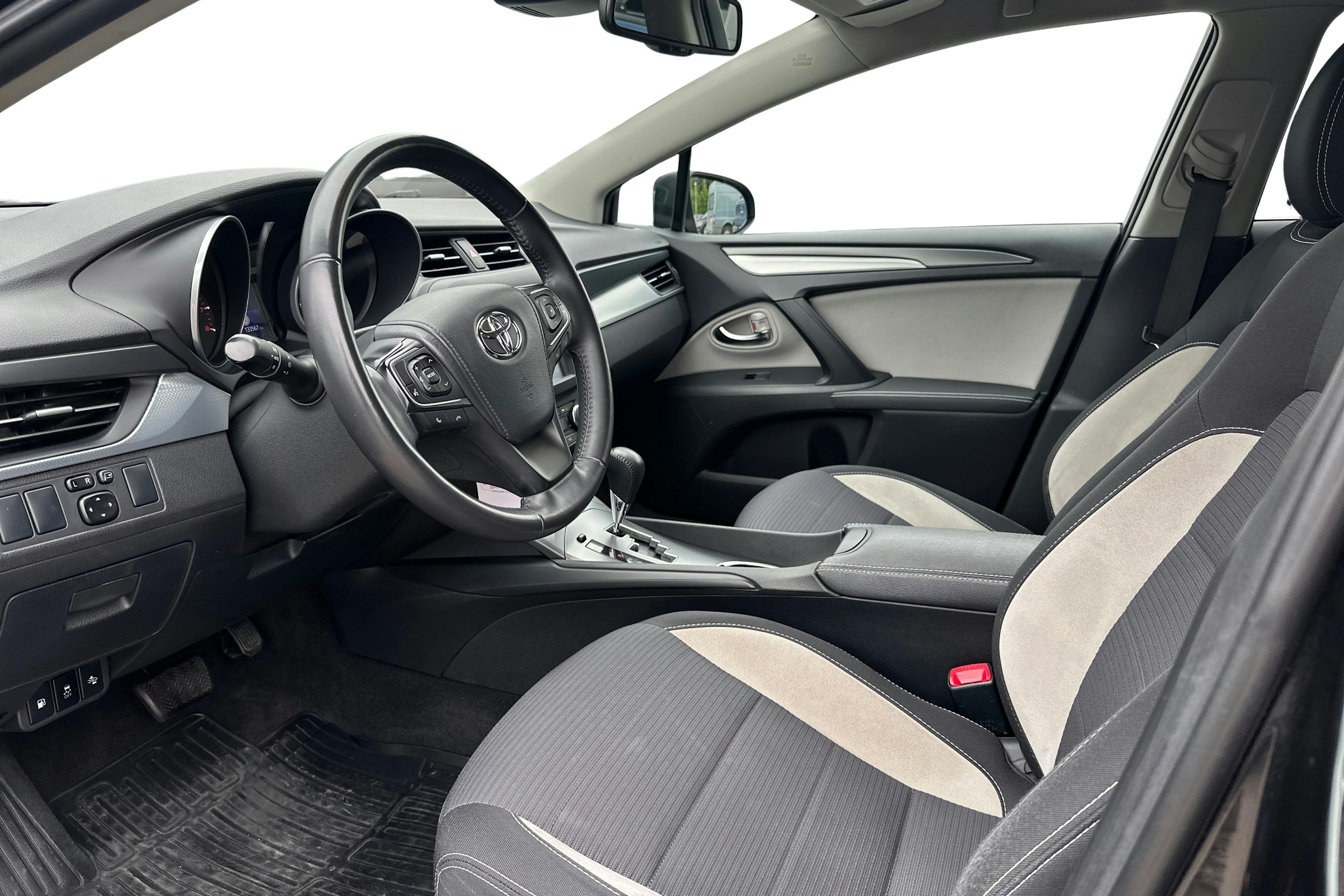 musta Toyota Avensis 2017 kuva 3.