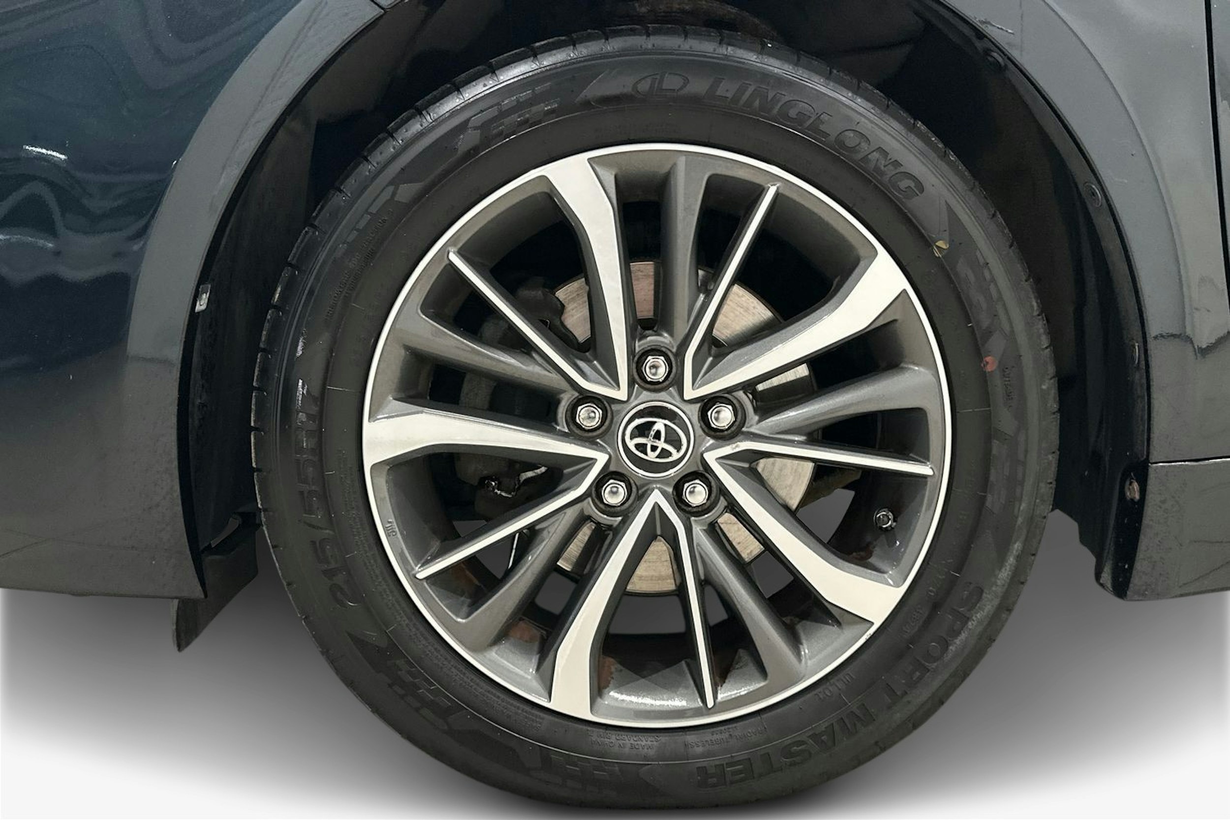 harmaa Toyota Avensis 2017 kuva 11.