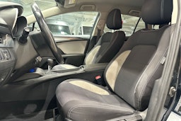 harmaa Toyota Avensis 2017 kuva 14.