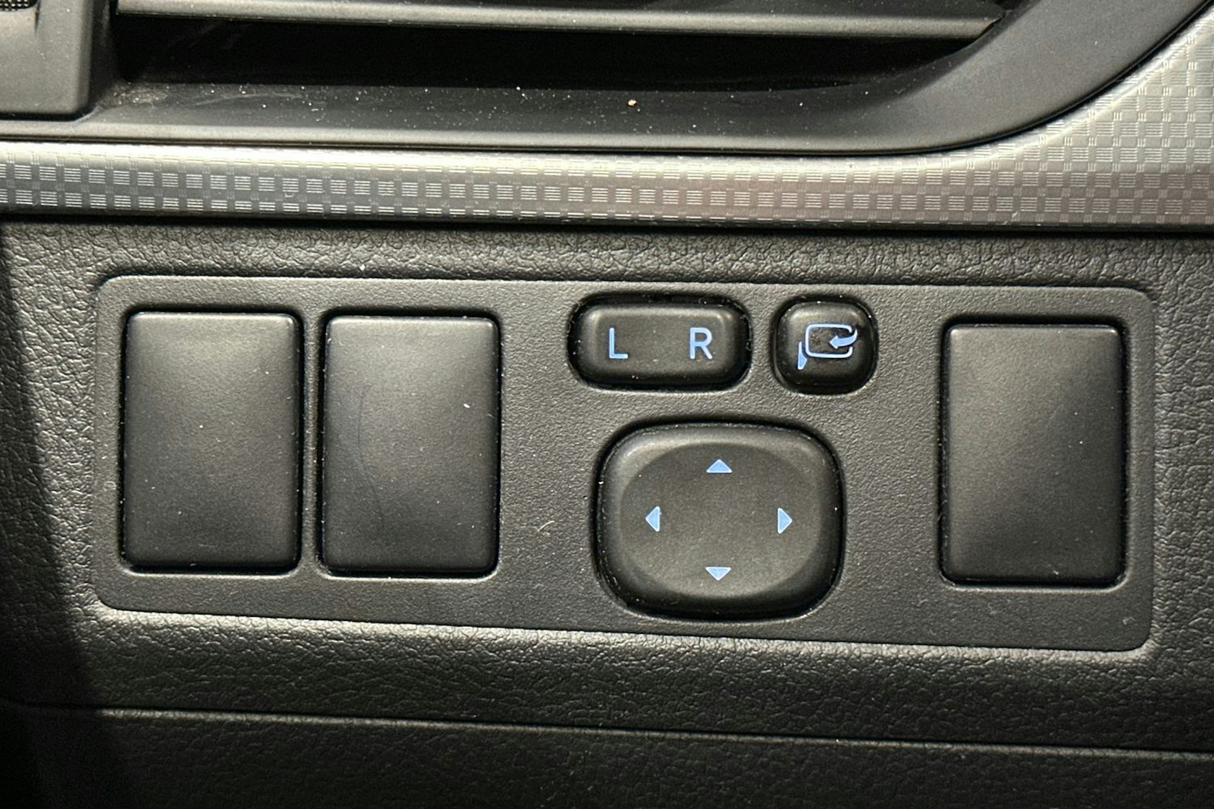 harmaa Toyota Avensis 2017 kuva 17.