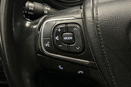 harmaa Toyota Avensis 2017 kuva 18.