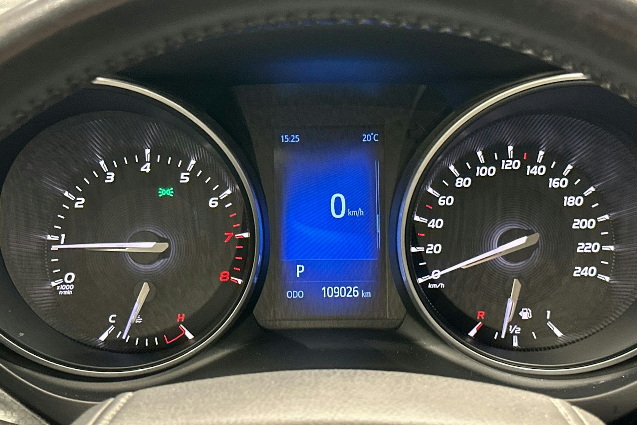 harmaa Toyota Avensis 2017 kuva 20.