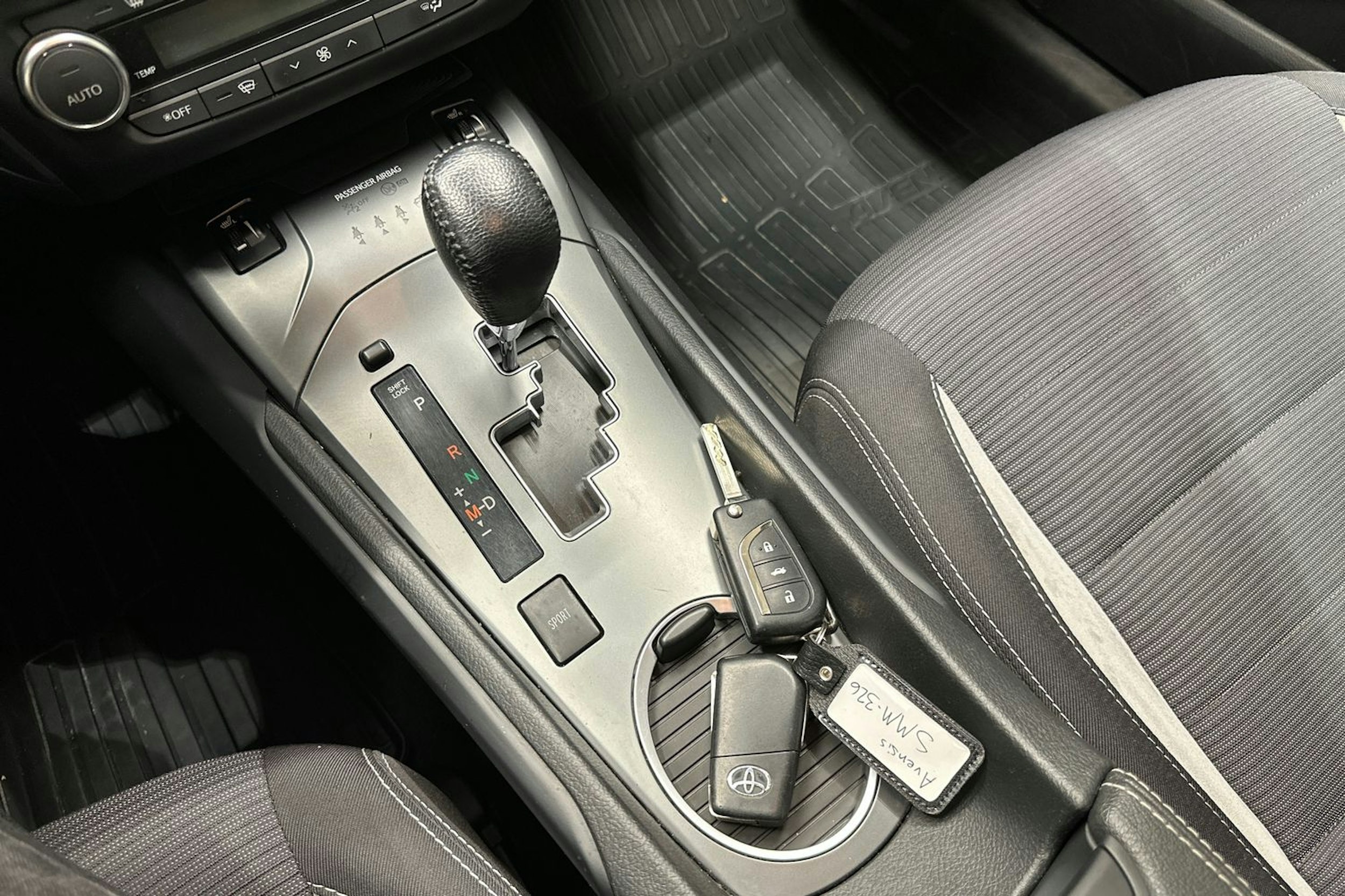 harmaa Toyota Avensis 2017 kuva 26.