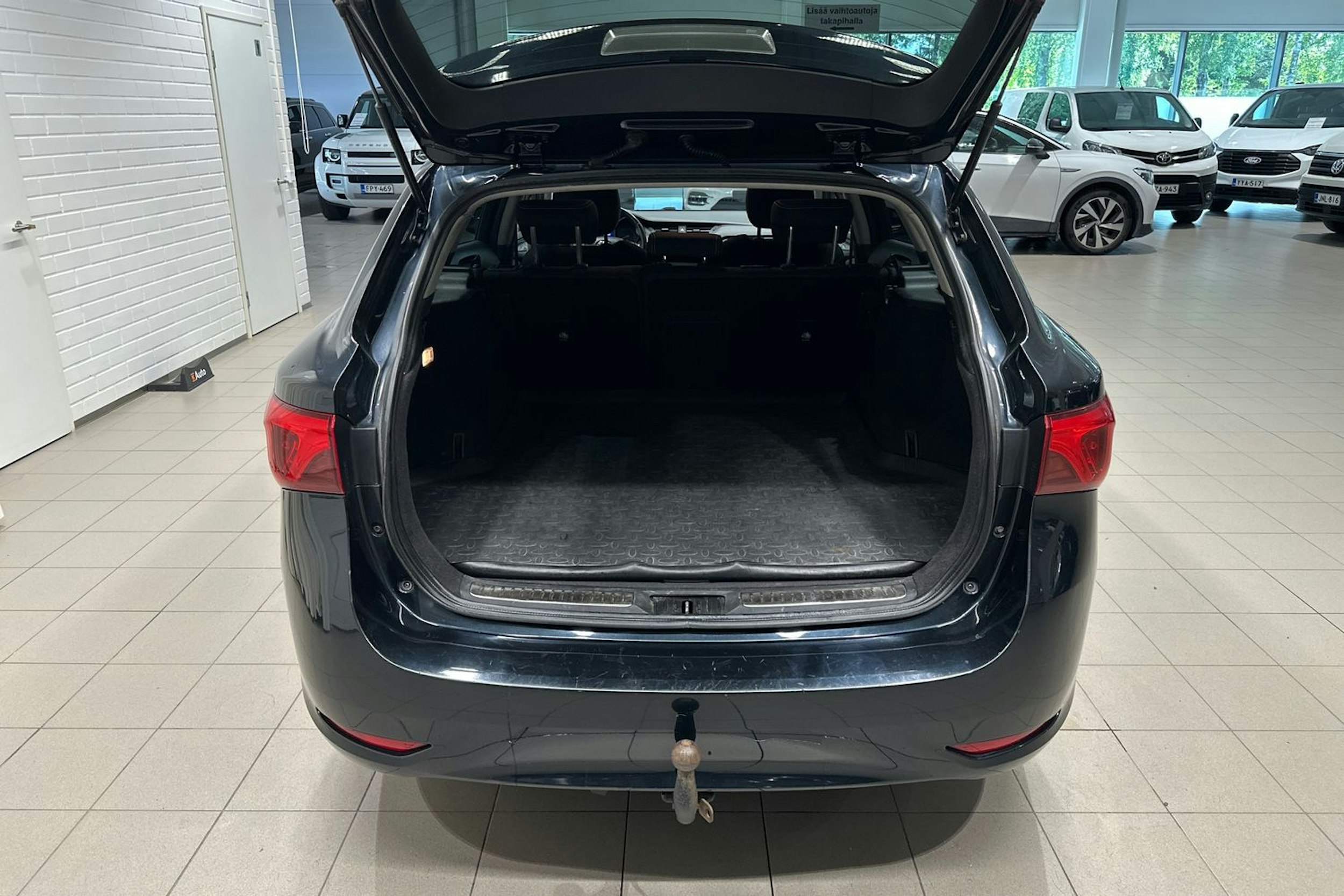 harmaa Toyota Avensis 2017 kuva 29.