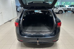 harmaa Toyota Avensis 2017 kuva 29.