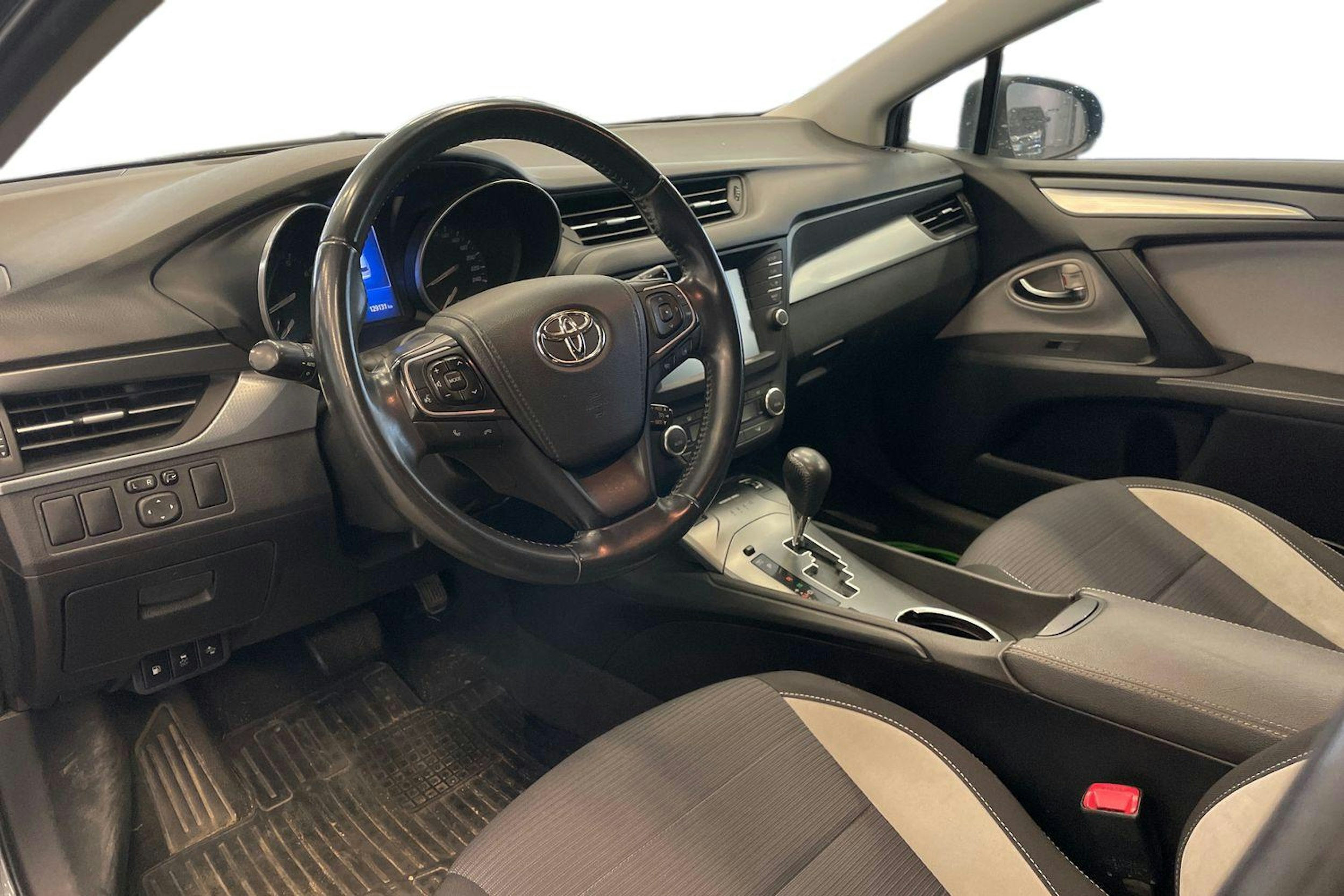 harmaa Toyota Avensis 2017 kuva 3.