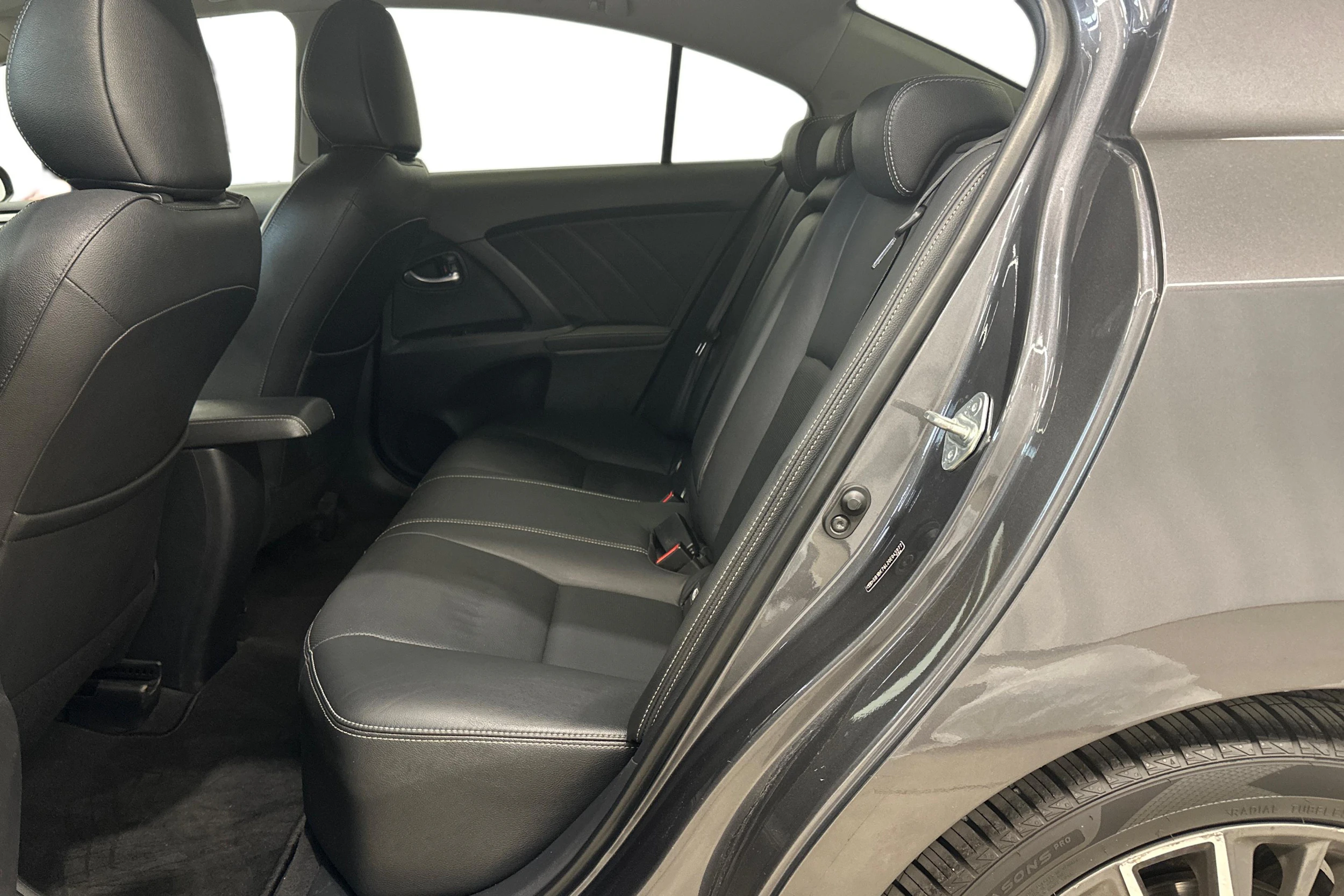 harmaa Toyota Avensis 2018 kuva 11.