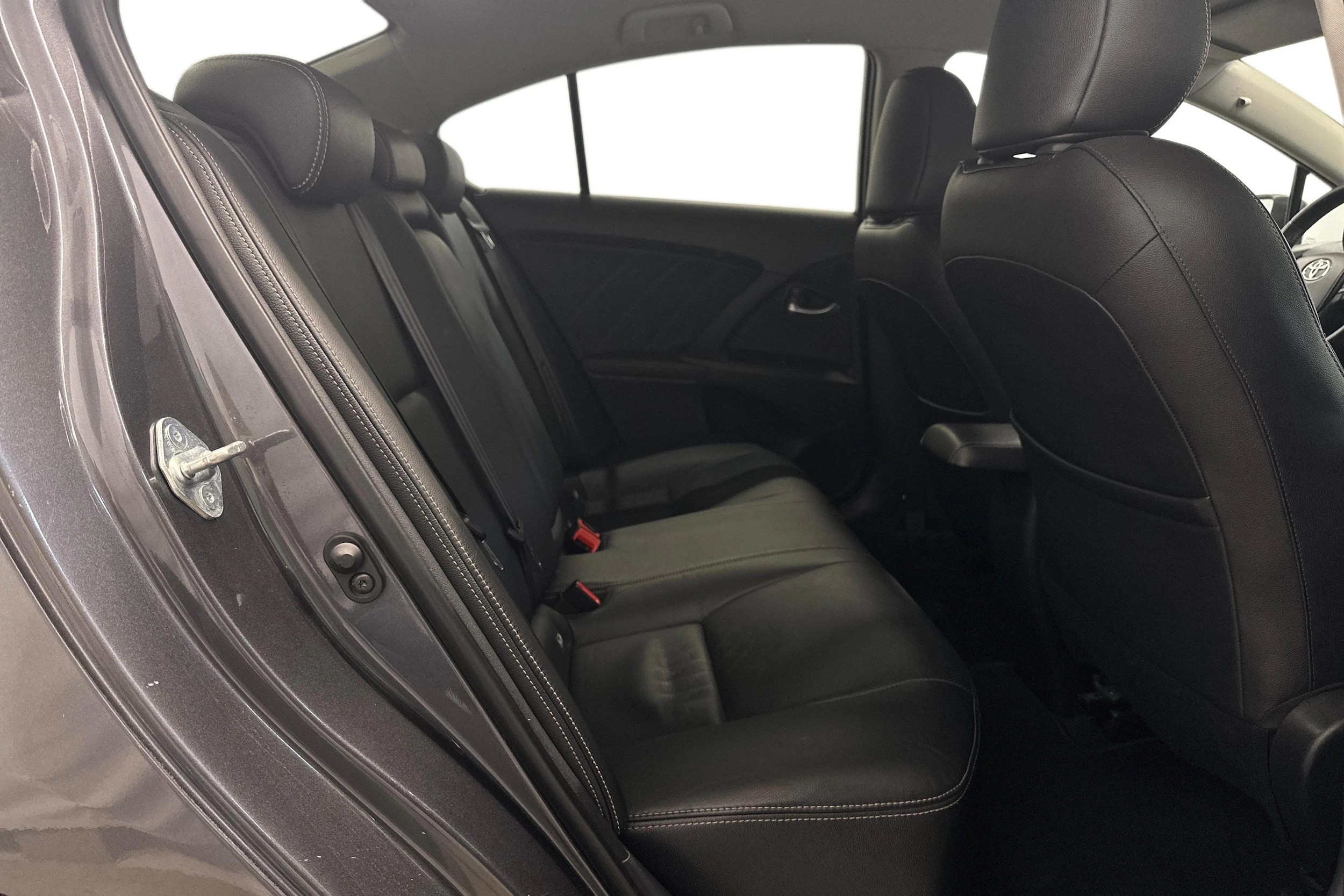harmaa Toyota Avensis 2018 kuva 12.
