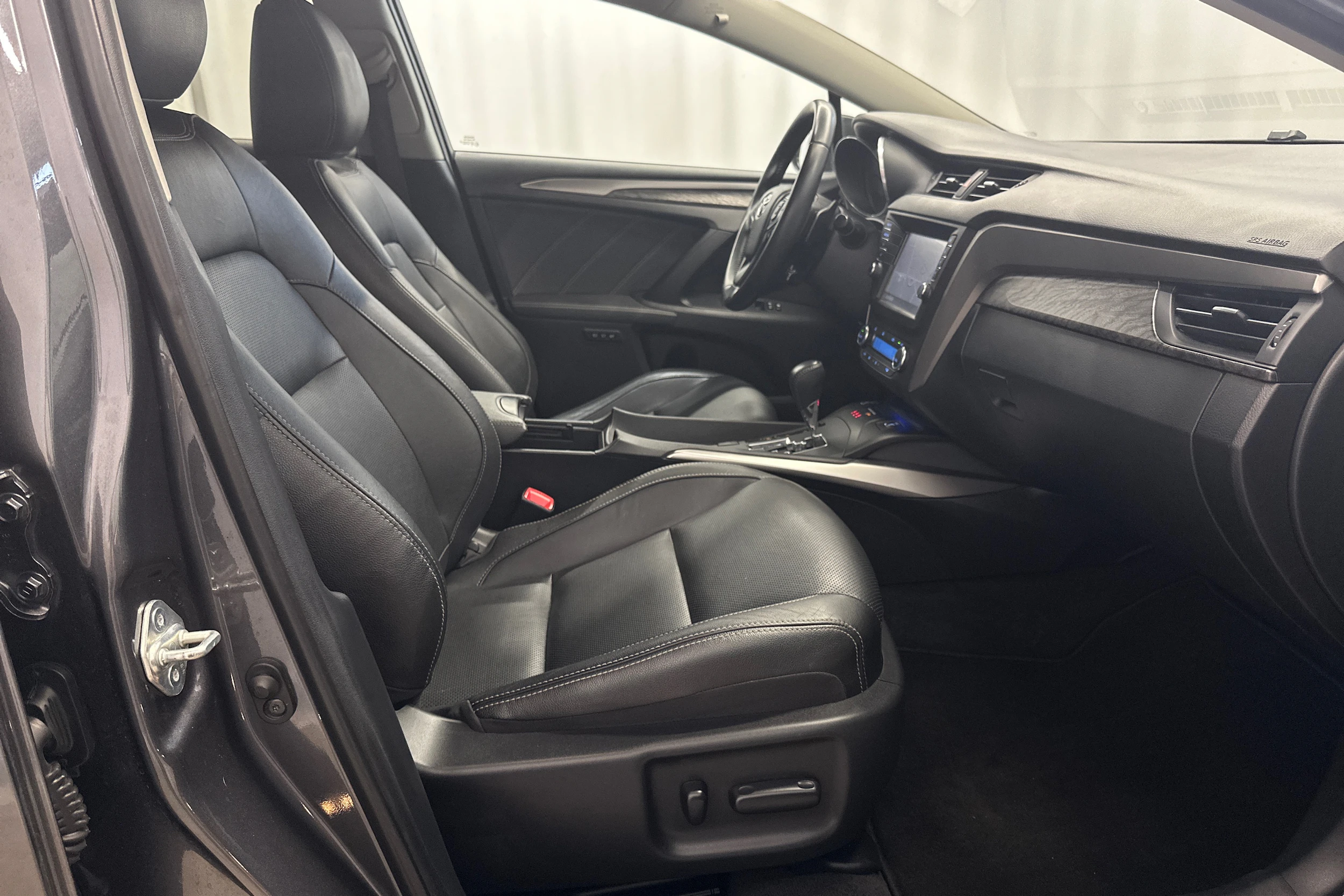 harmaa Toyota Avensis 2018 kuva 13.