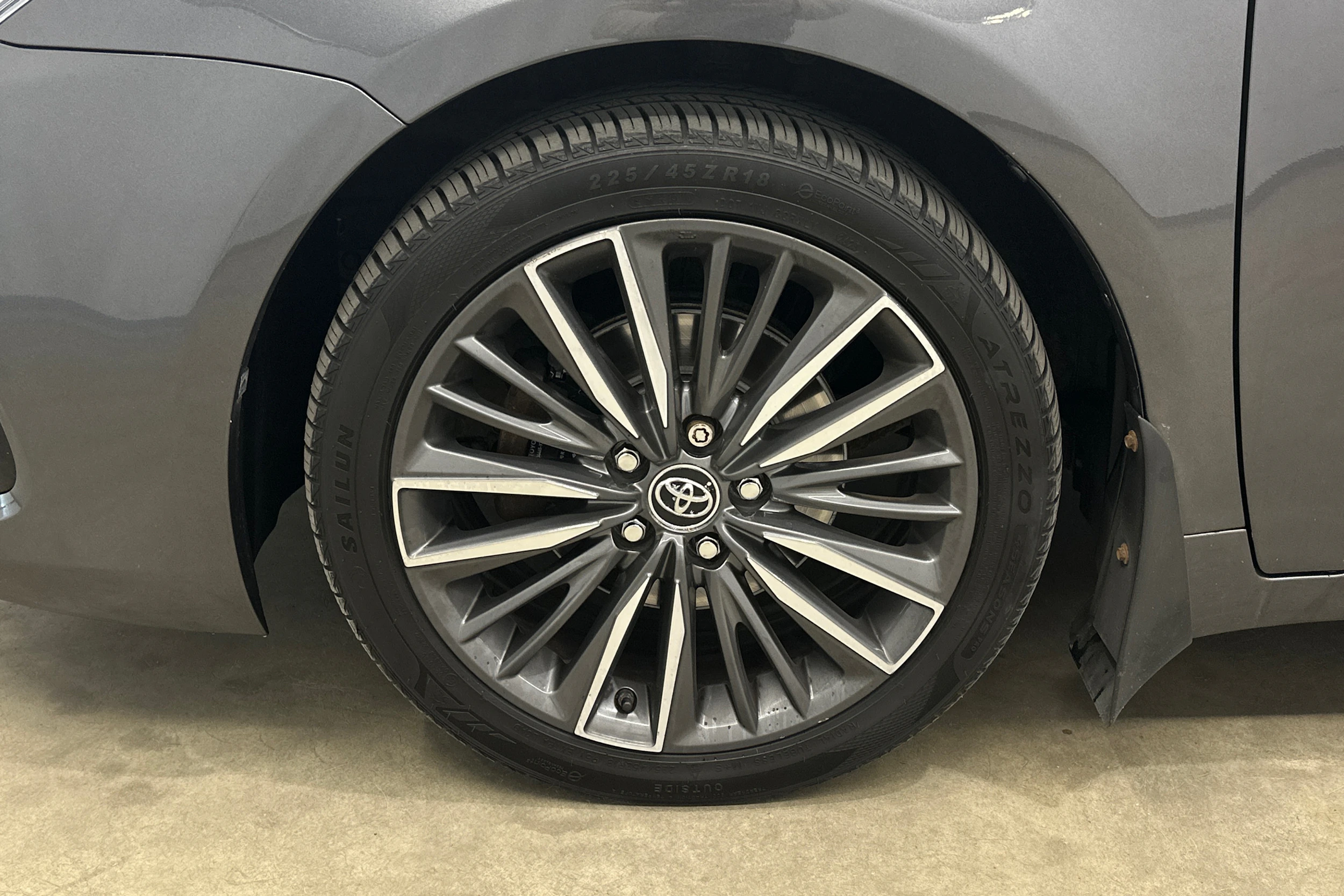 harmaa Toyota Avensis 2018 kuva 15.