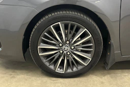 harmaa Toyota Avensis 2018 kuva 15.