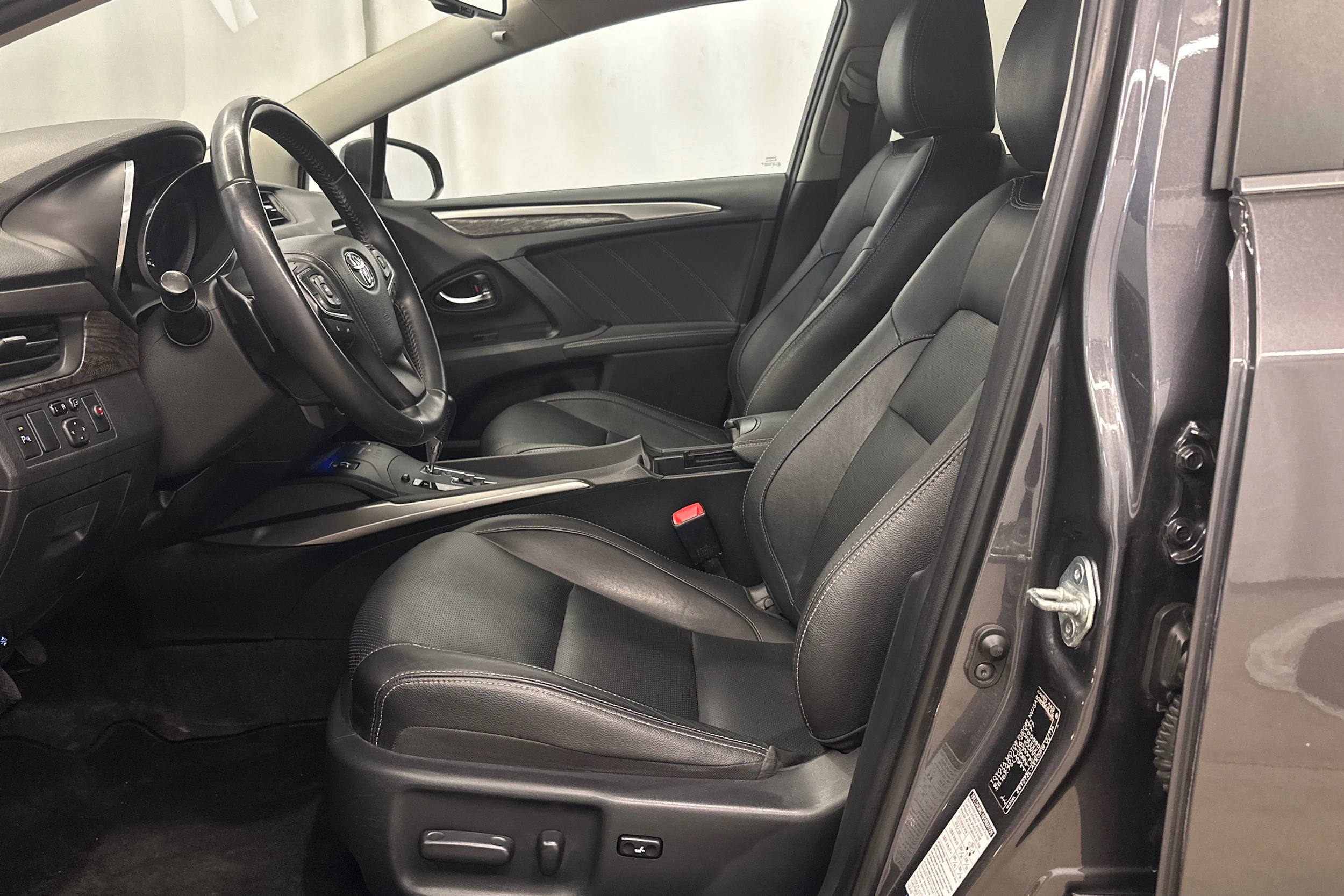 harmaa Toyota Avensis 2018 kuva 16.