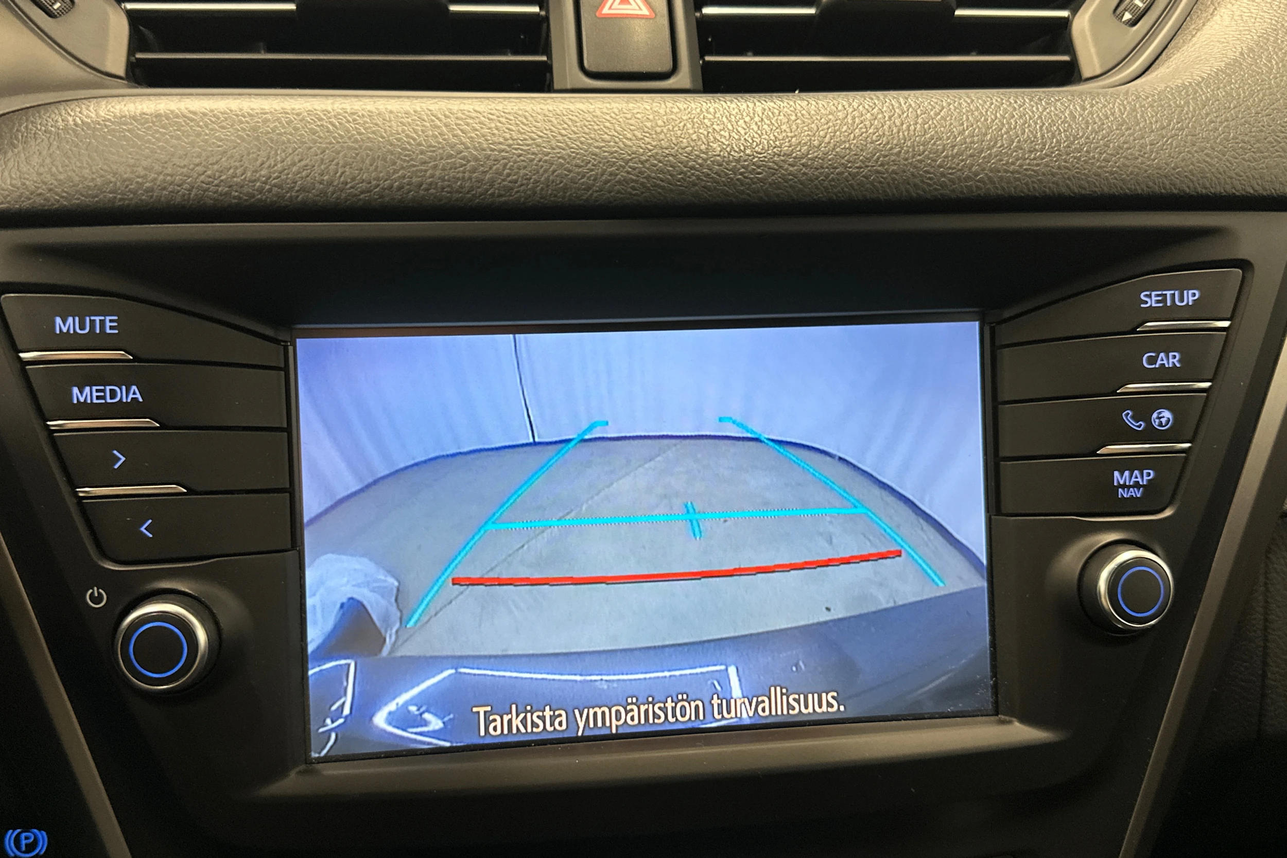 harmaa Toyota Avensis 2018 kuva 22.